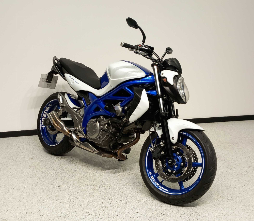 Suzuki SFV 650 Gladius 2011 vue 3/4 droite