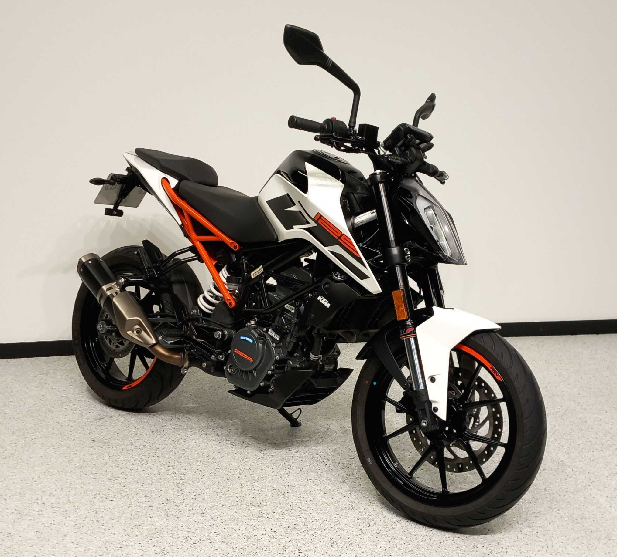 KTM 125 Duke 2019 HD vue 3/4 droite