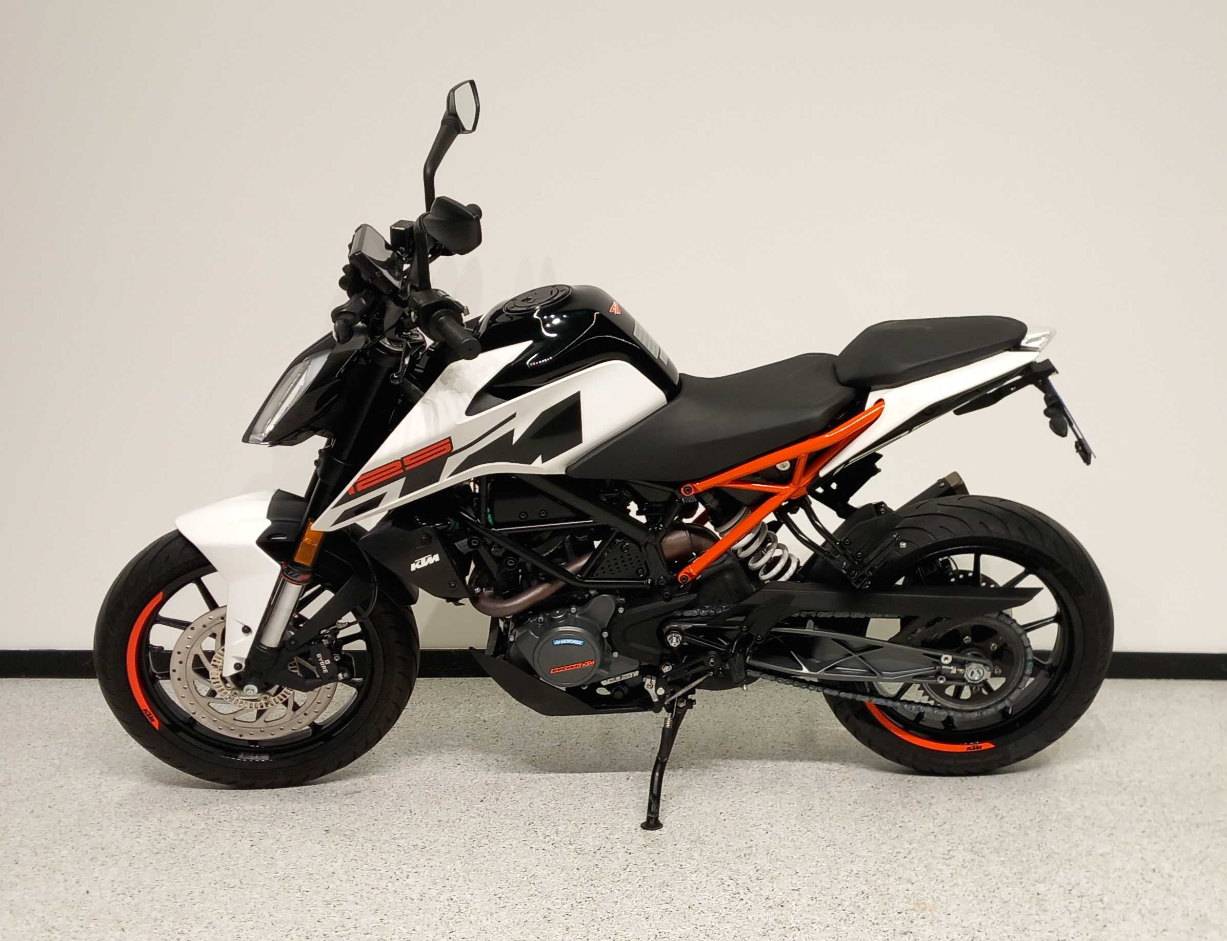 KTM 125 Duke 2019 HD vue gauche