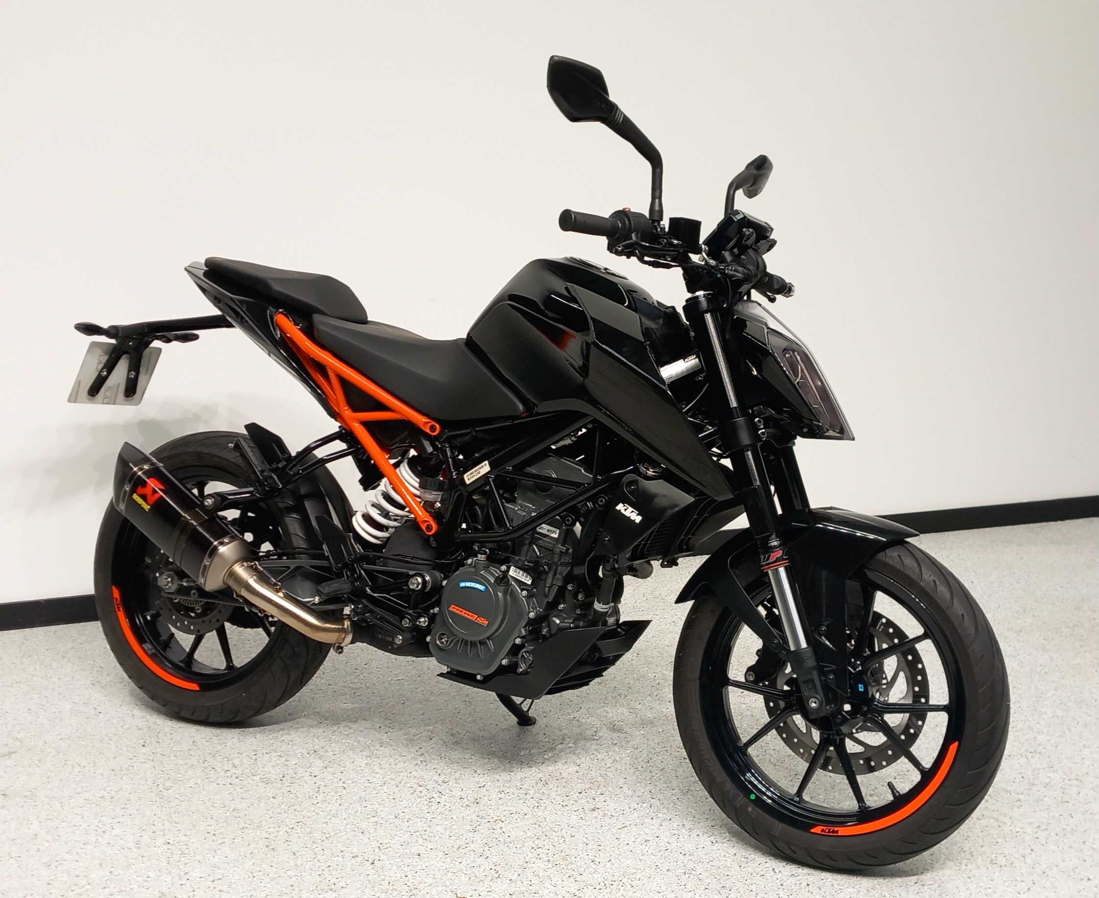 KTM 125 Duke 2020 HD vue 3/4 droite