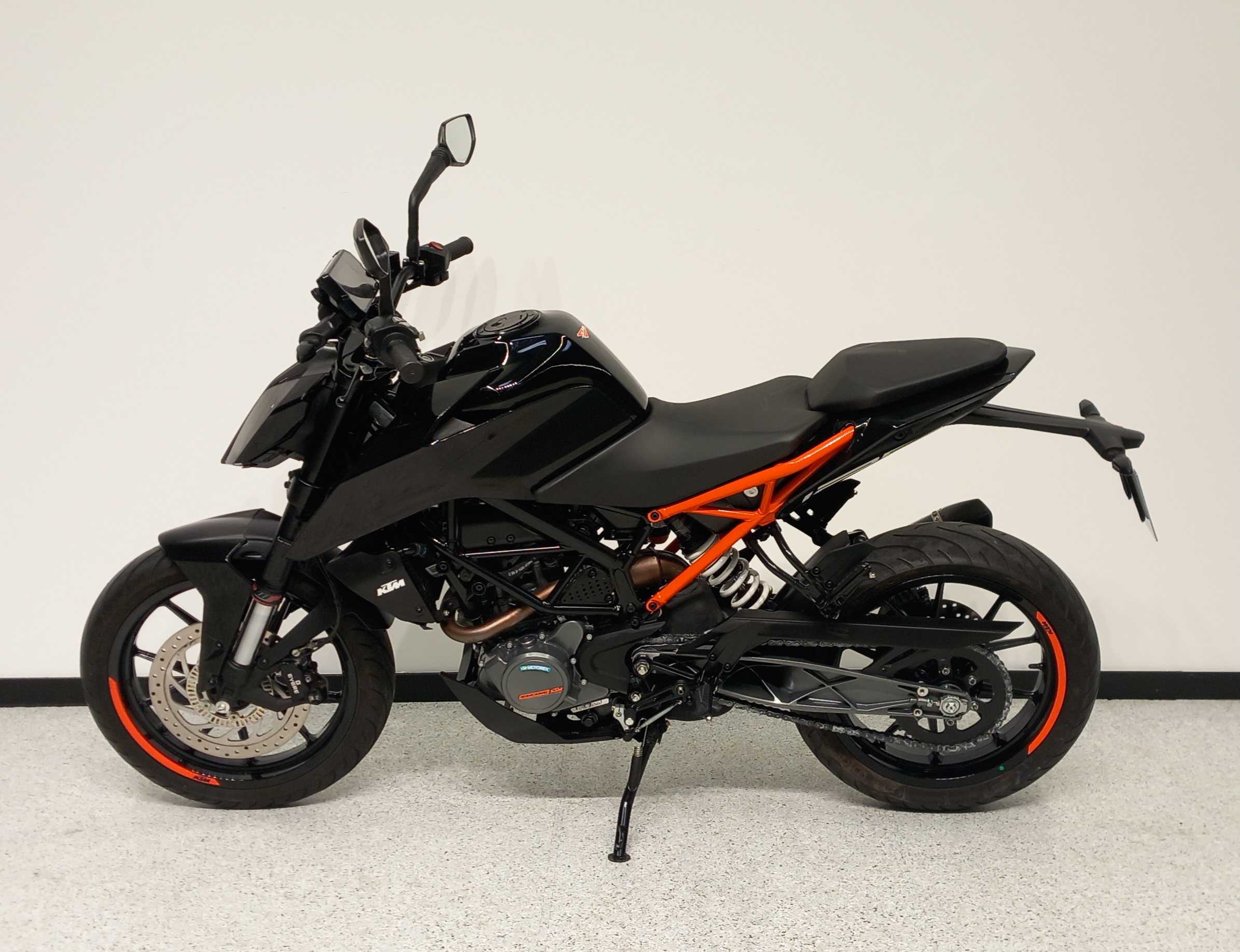 KTM 125 Duke 2020 HD vue gauche