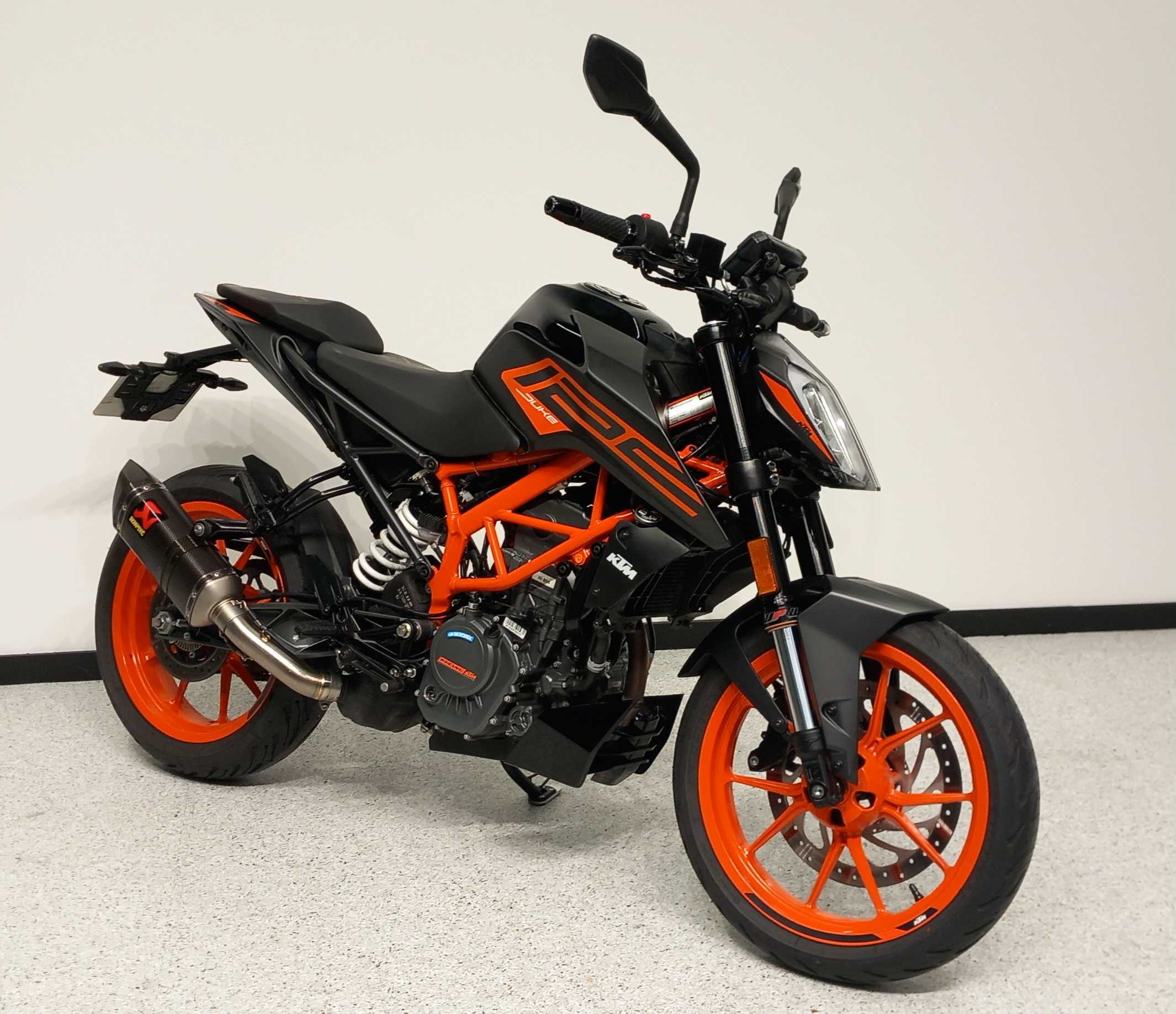 KTM 125 Duke 2021 HD vue 3/4 droite