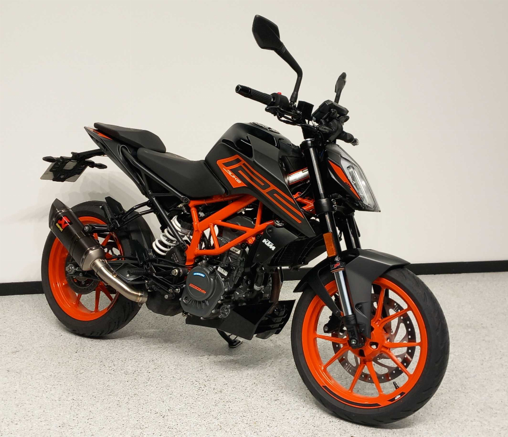 KTM 125 Duke 2021 vue 3/4 droite