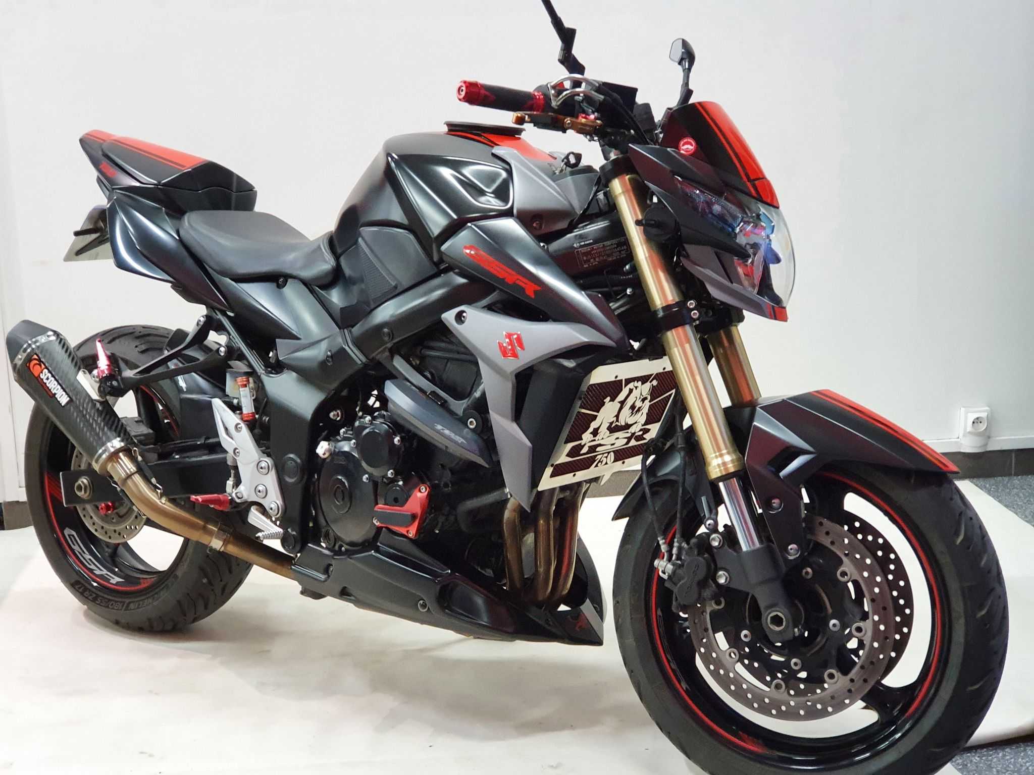 Suzuki GSR 750 ABS 2014 HD vue 3/4 droite