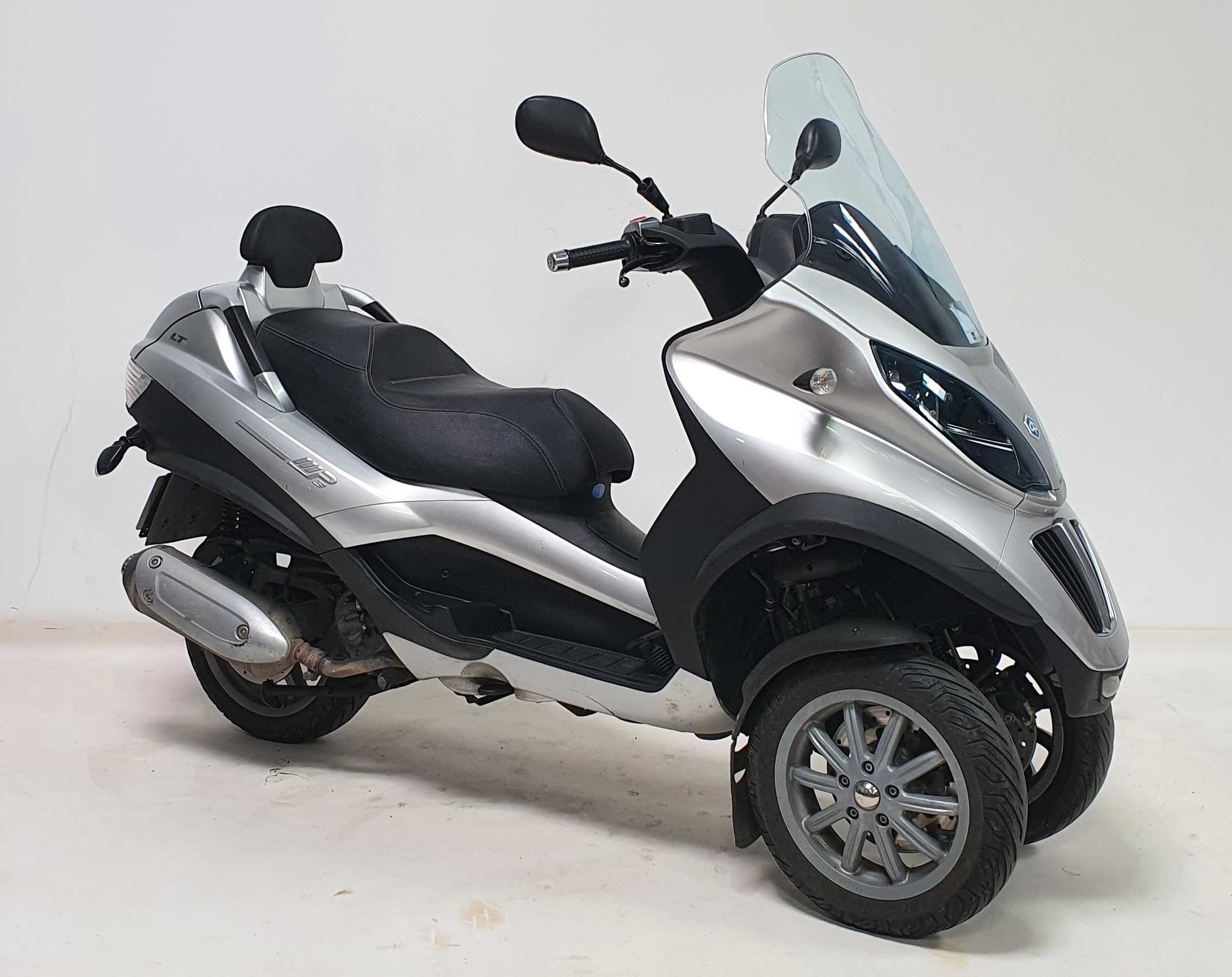 Piaggio MP3 250 LT 2009 HD vue 3/4 droite