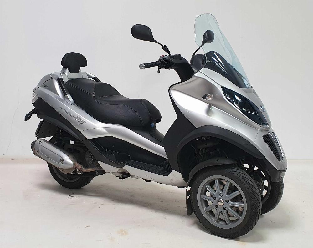 Piaggio MP3 250 LT 2009 vue 3/4 droite