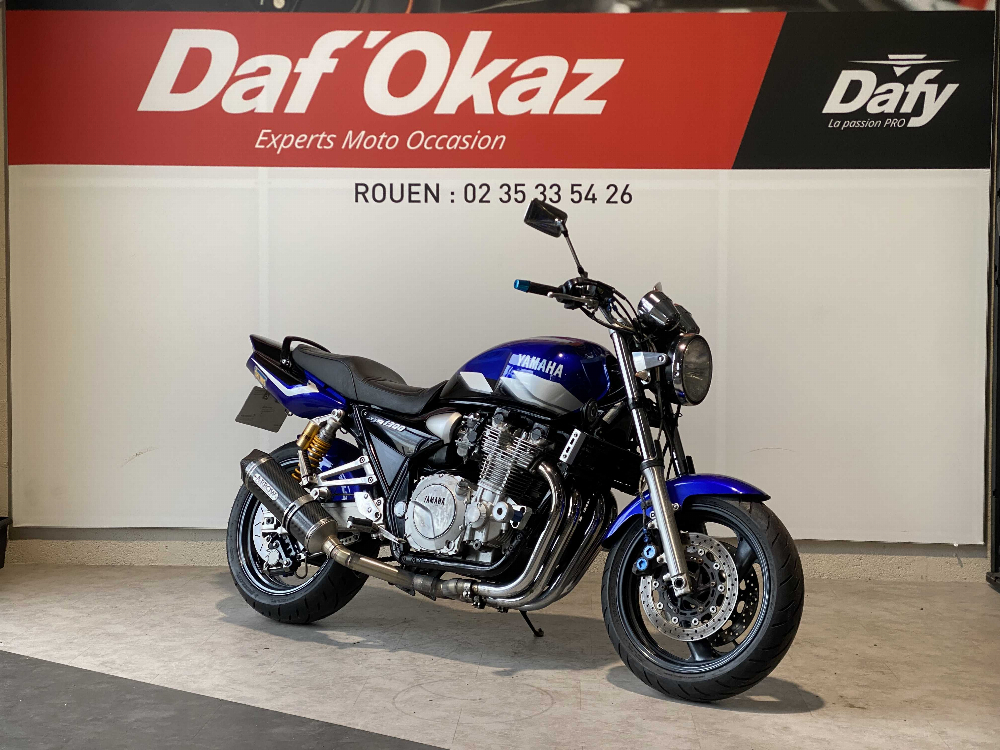 Yamaha XJR 1300 2001 vue 3/4 droite