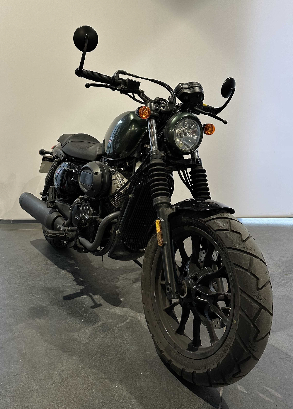 Hyosung BOBBER 125 2019 vue 3/4 droite