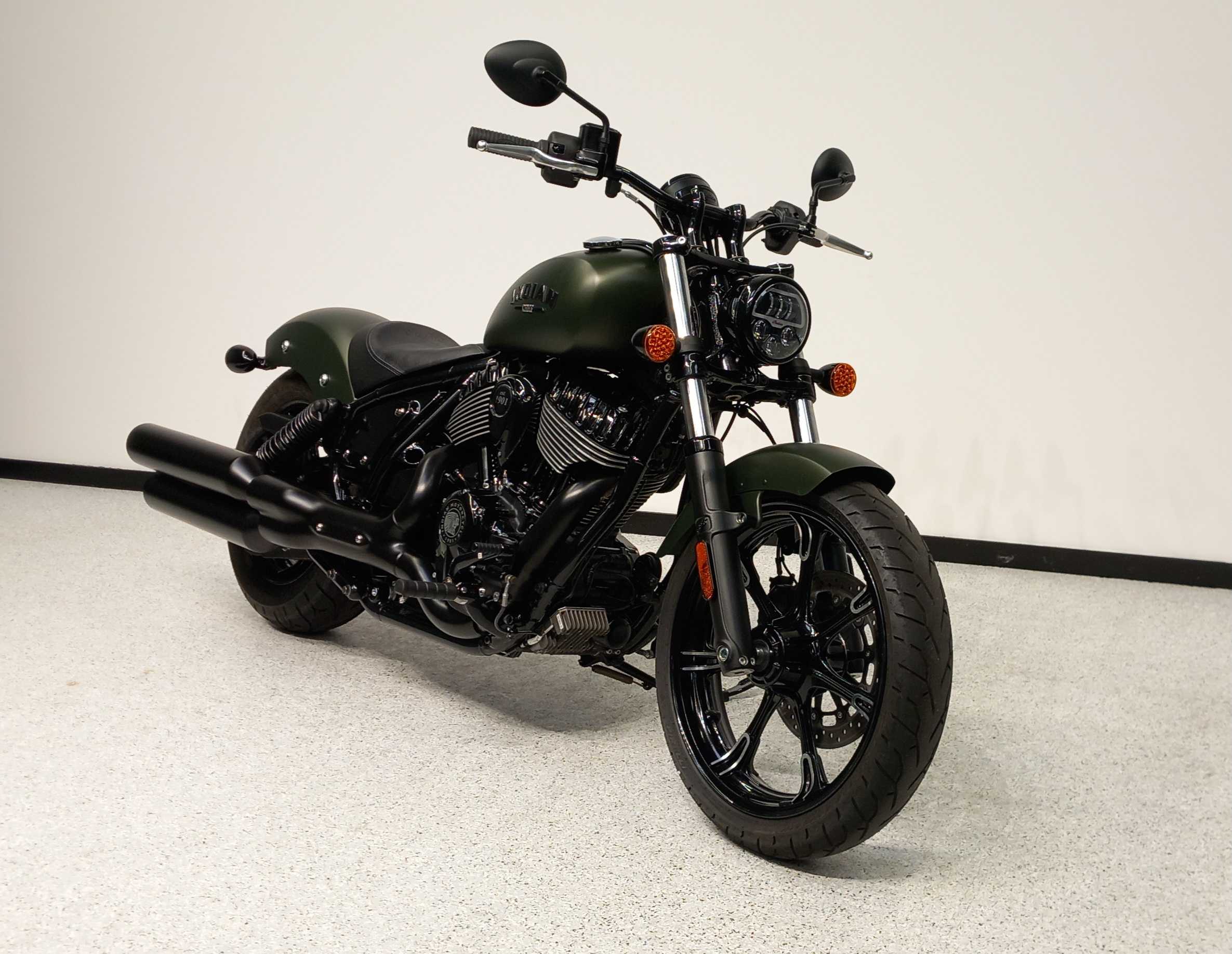 Indian CHIEF DARK HORSE 2023 HD vue 3/4 droite