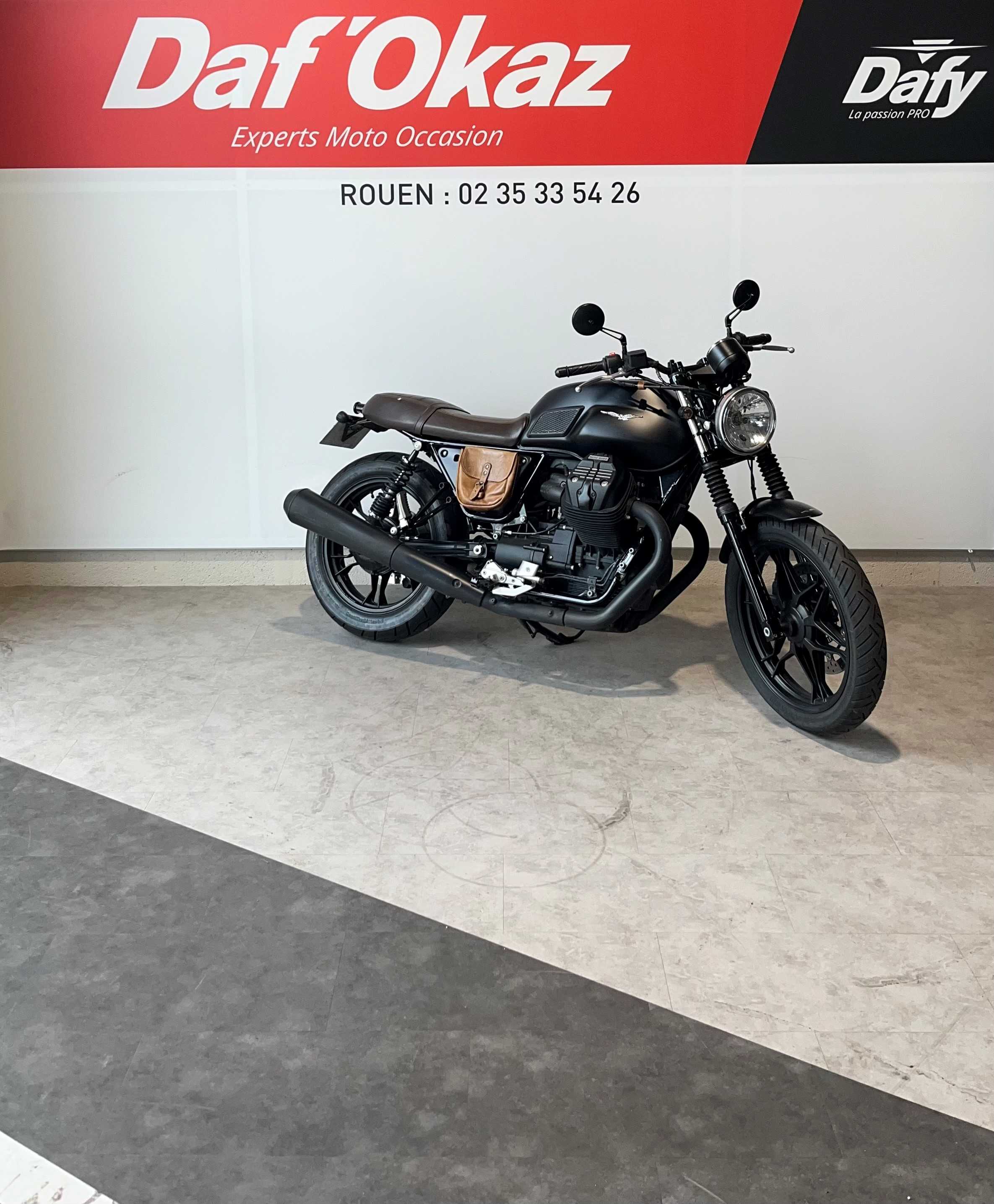 Moto Guzzi V7 STONE 2017 HD vue 3/4 droite