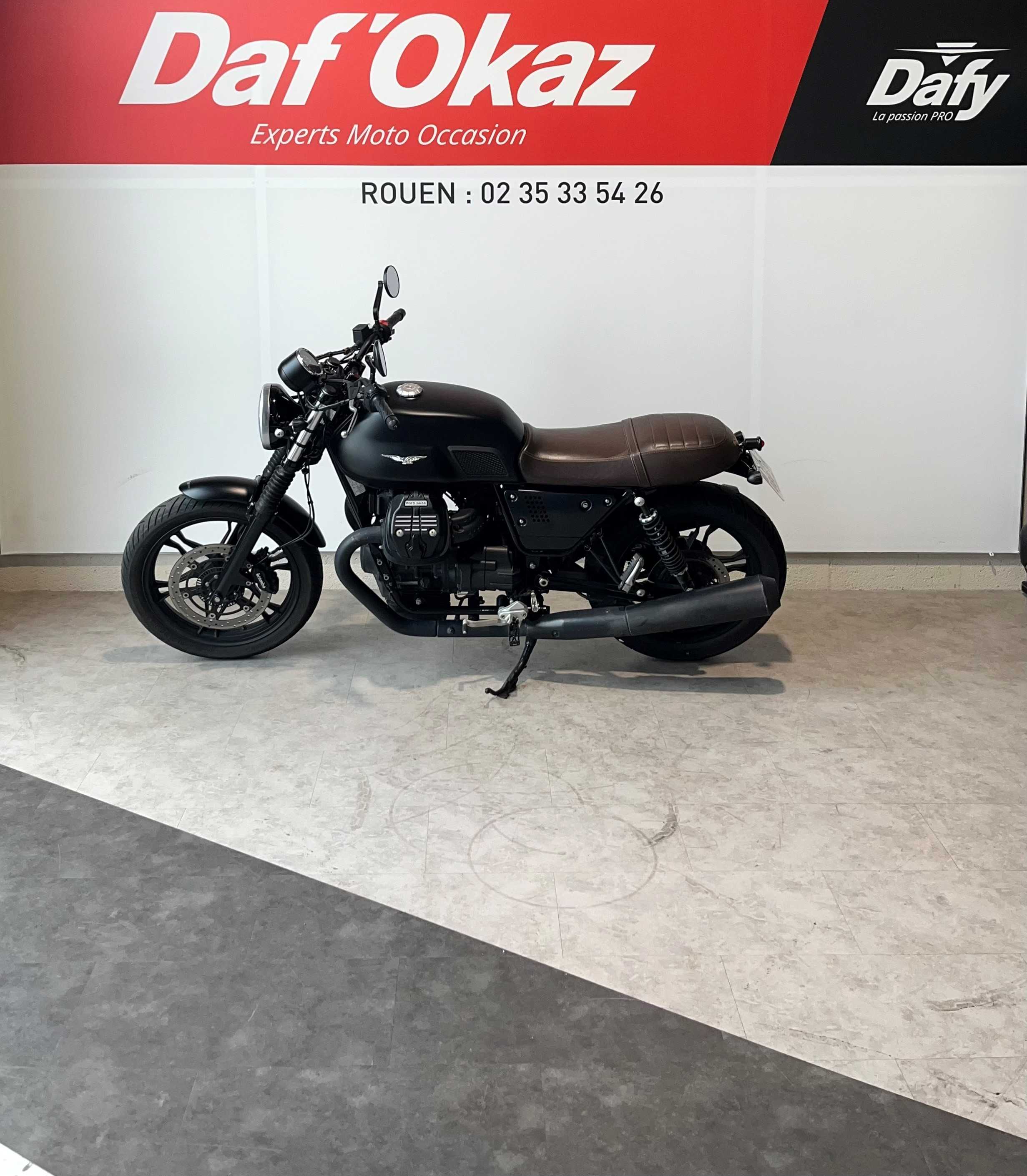 Moto Guzzi V7 STONE 2017 HD vue gauche