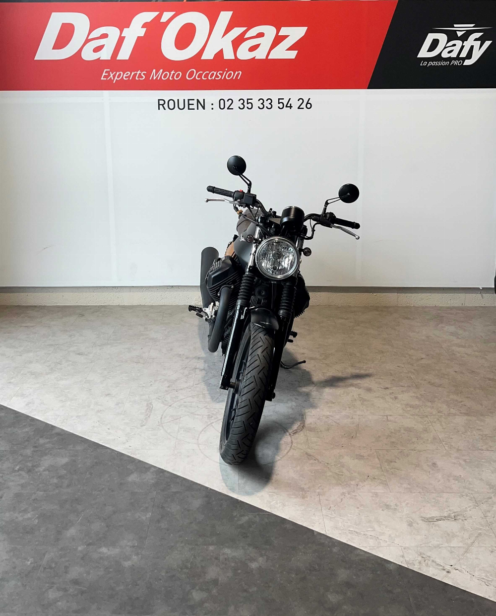 Moto Guzzi V7 STONE 2017 vue avant