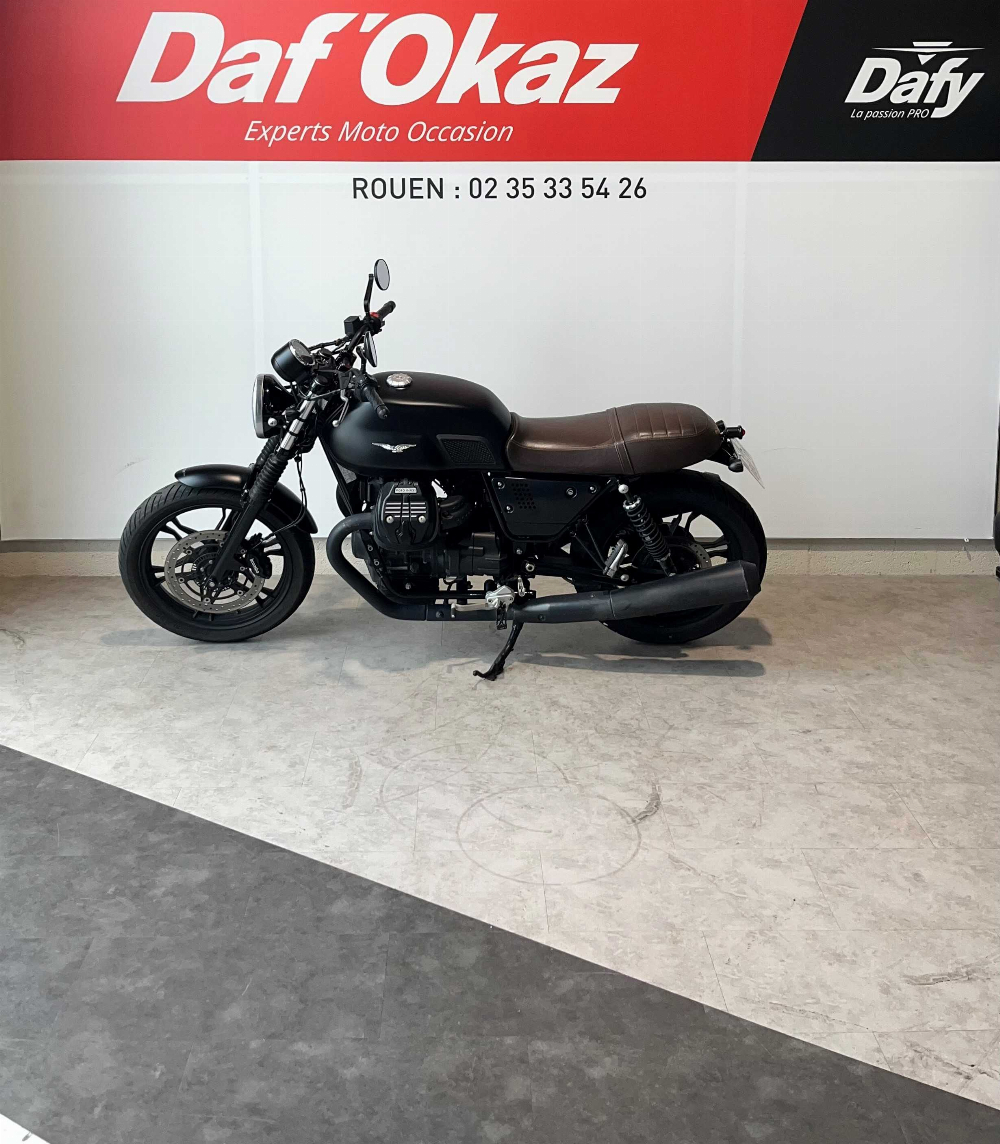 Moto Guzzi V7 STONE 2017 vue gauche