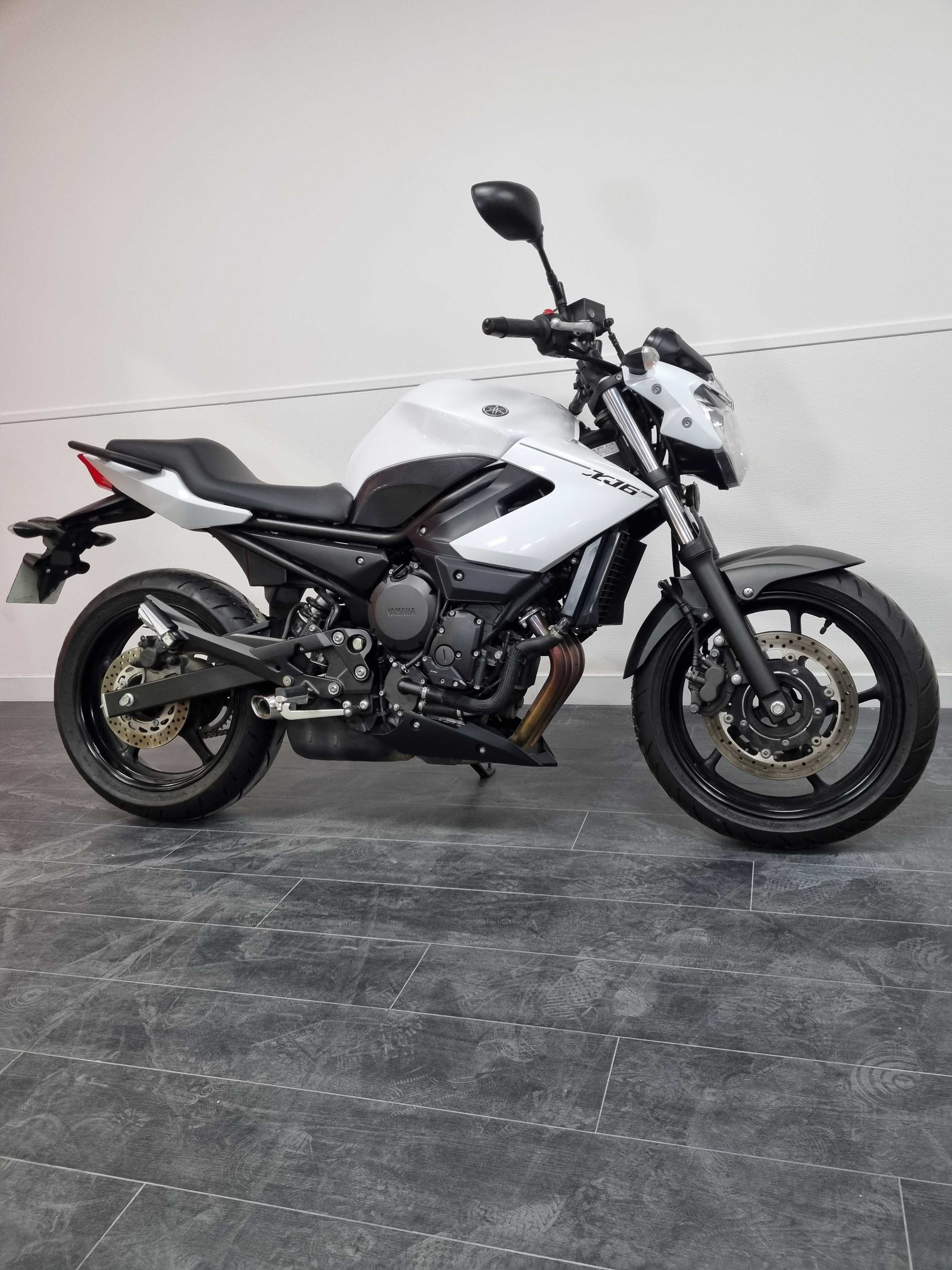 Yamaha XJ6 N 2013 HD vue 3/4 droite