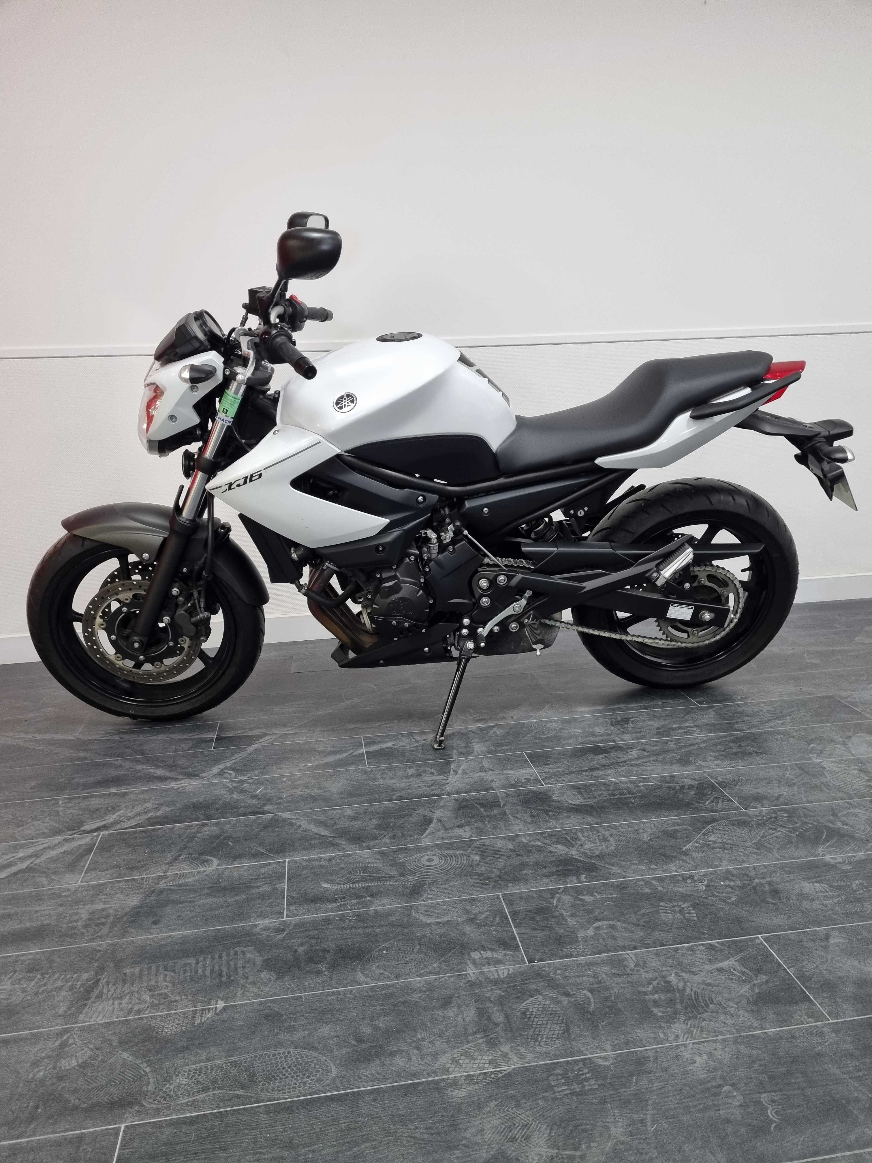 Yamaha XJ6 N 2013 HD vue gauche