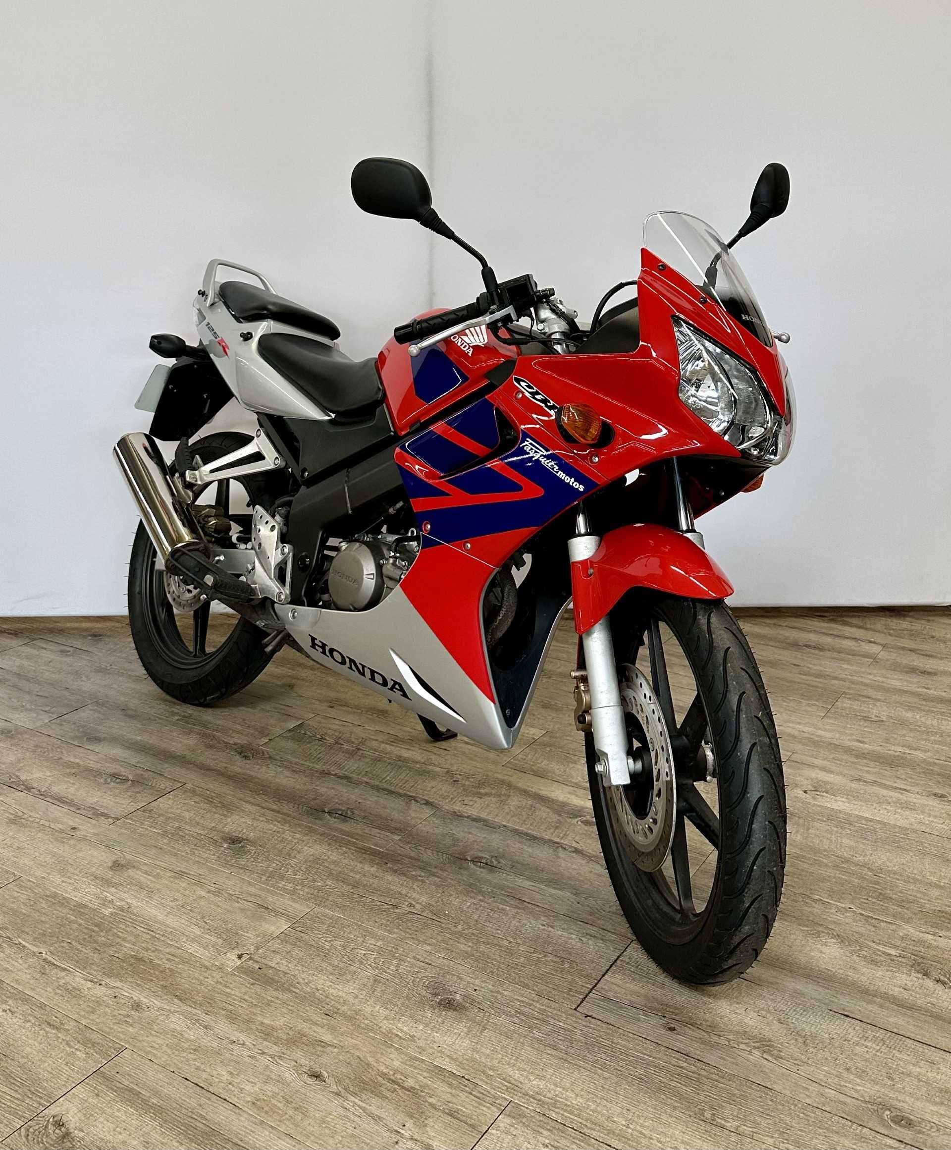 Honda CBR 125 R 2005 HD vue 3/4 droite