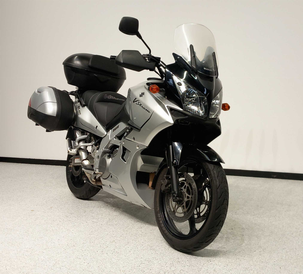 Suzuki DL 1000 V-Strom 2005 vue 3/4 droite