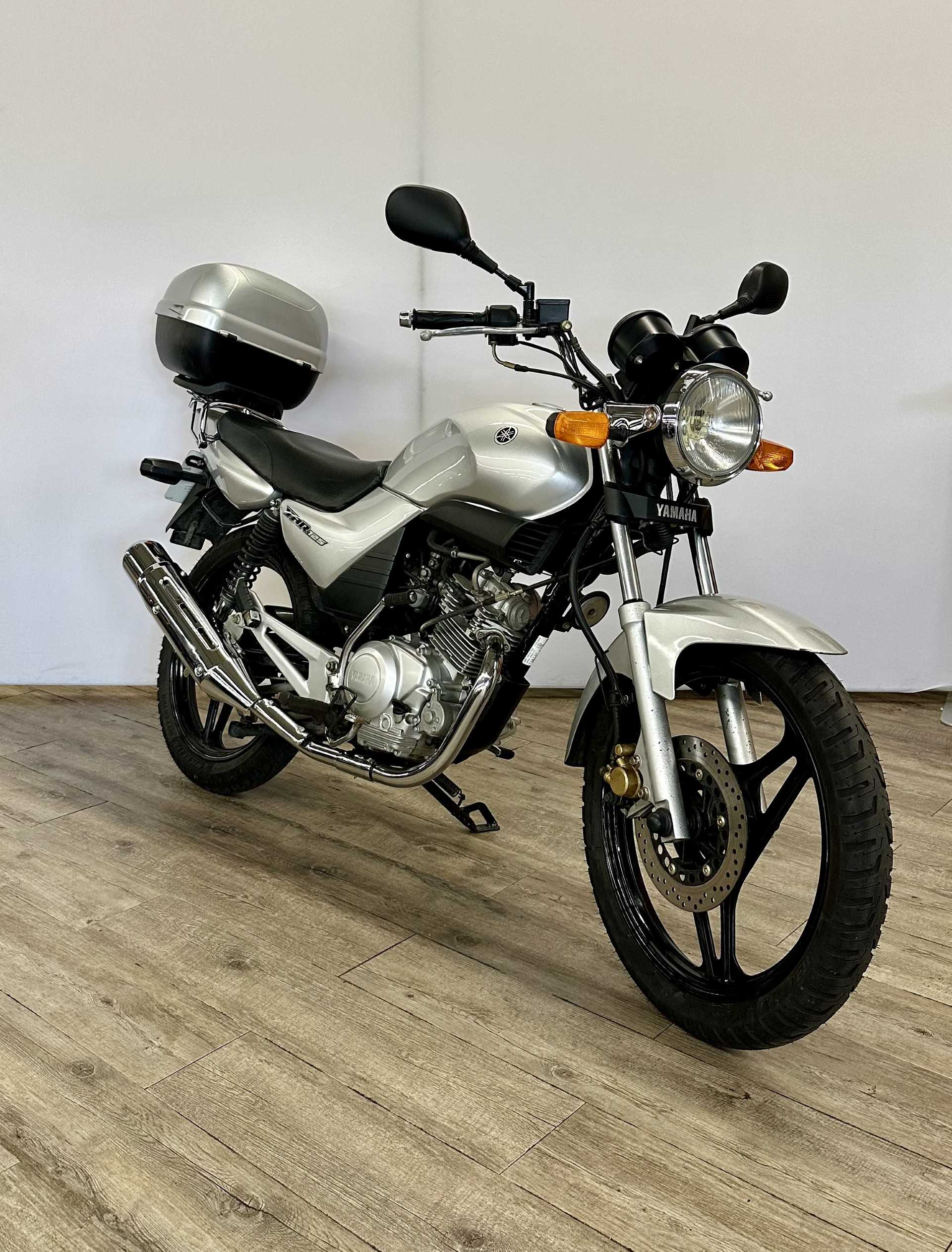 Yamaha YBR 125 2006 HD vue 3/4 droite