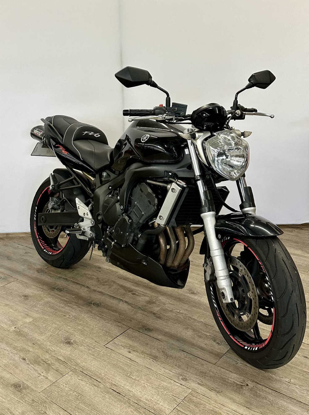 Yamaha FZ6 N 2006 vue 3/4 droite