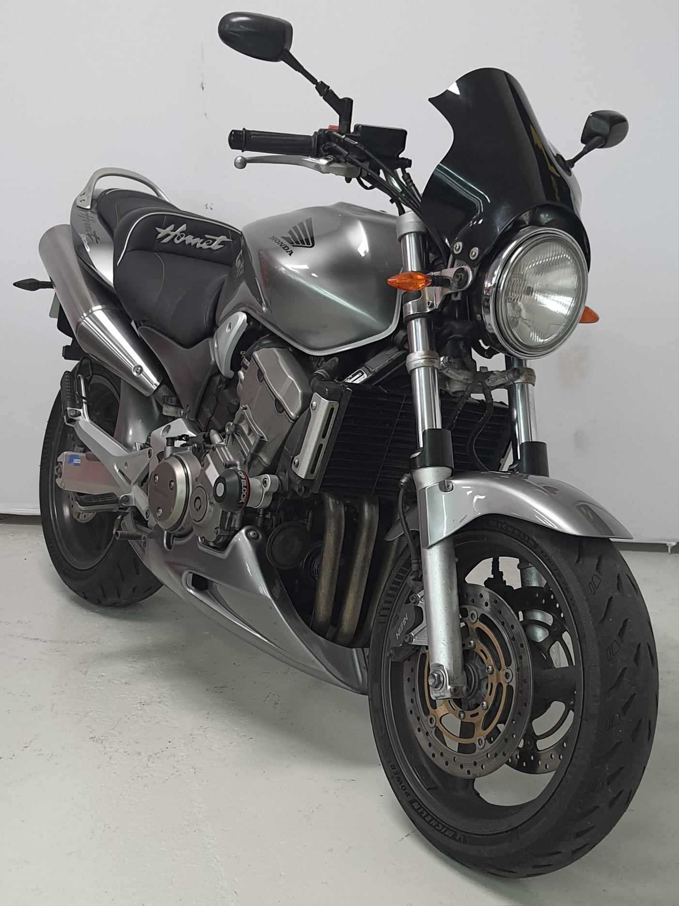 Honda CB 900 F Hornet 2004 HD vue 3/4 droite