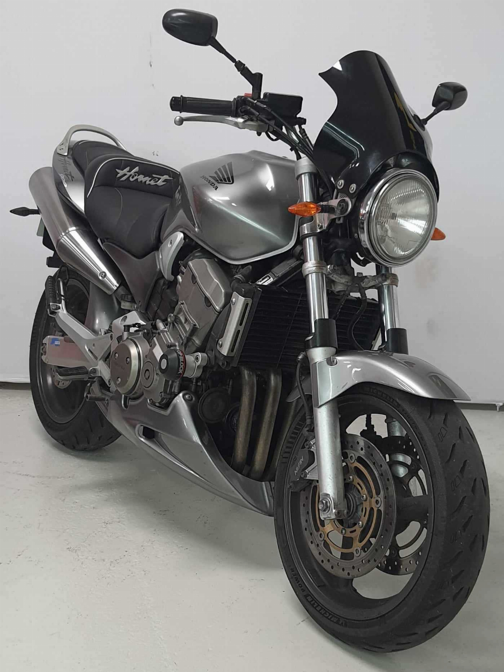 Honda CB 900 F Hornet 2004 vue 3/4 droite