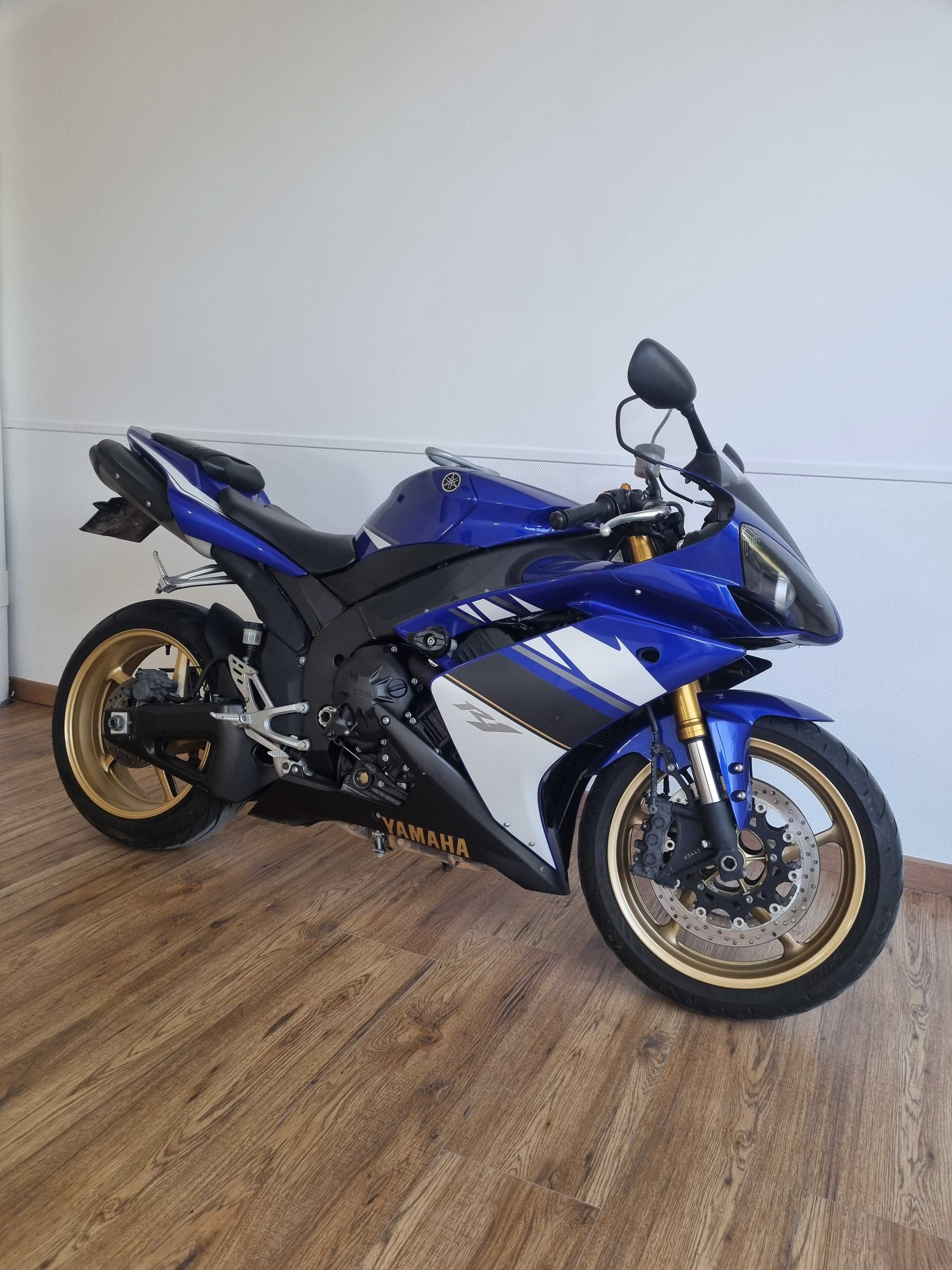 Yamaha YZF 1000 R1 2008 HD vue 3/4 droite