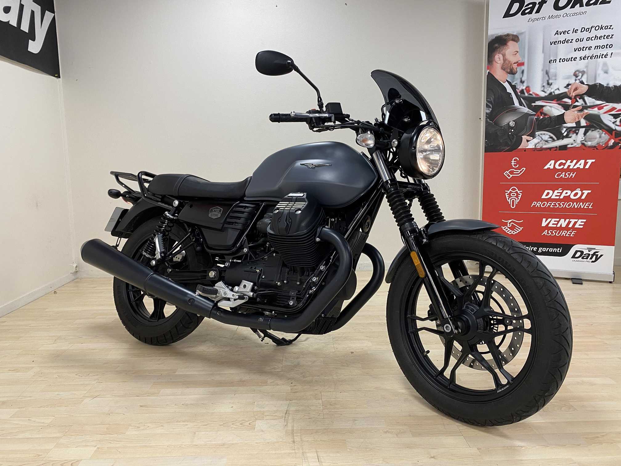 Moto Guzzi V7 STONE 2020 HD vue 3/4 droite