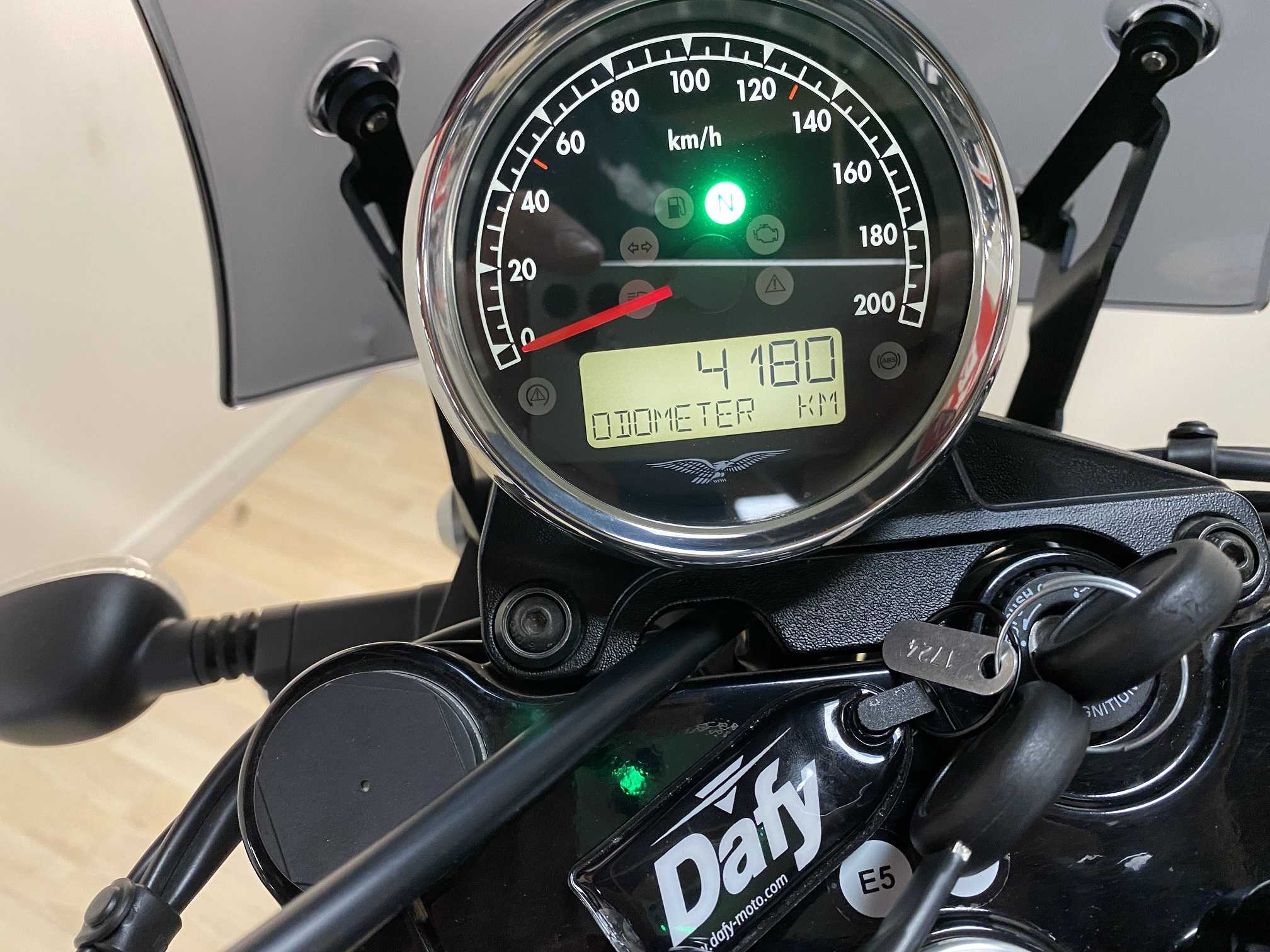 Moto Guzzi V7 STONE 2020 HD vue gauche