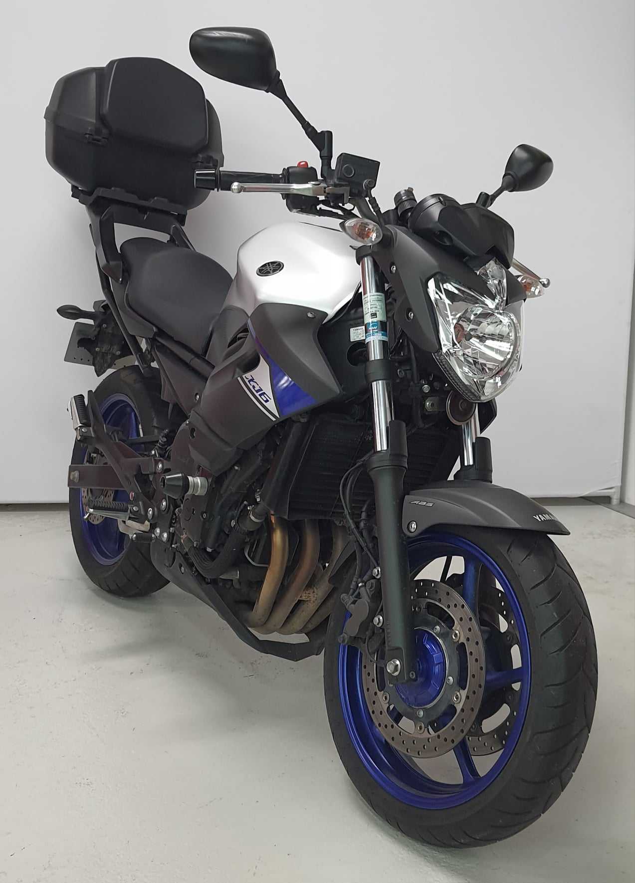 Yamaha XJ6 N ABS 2016 HD vue 3/4 droite