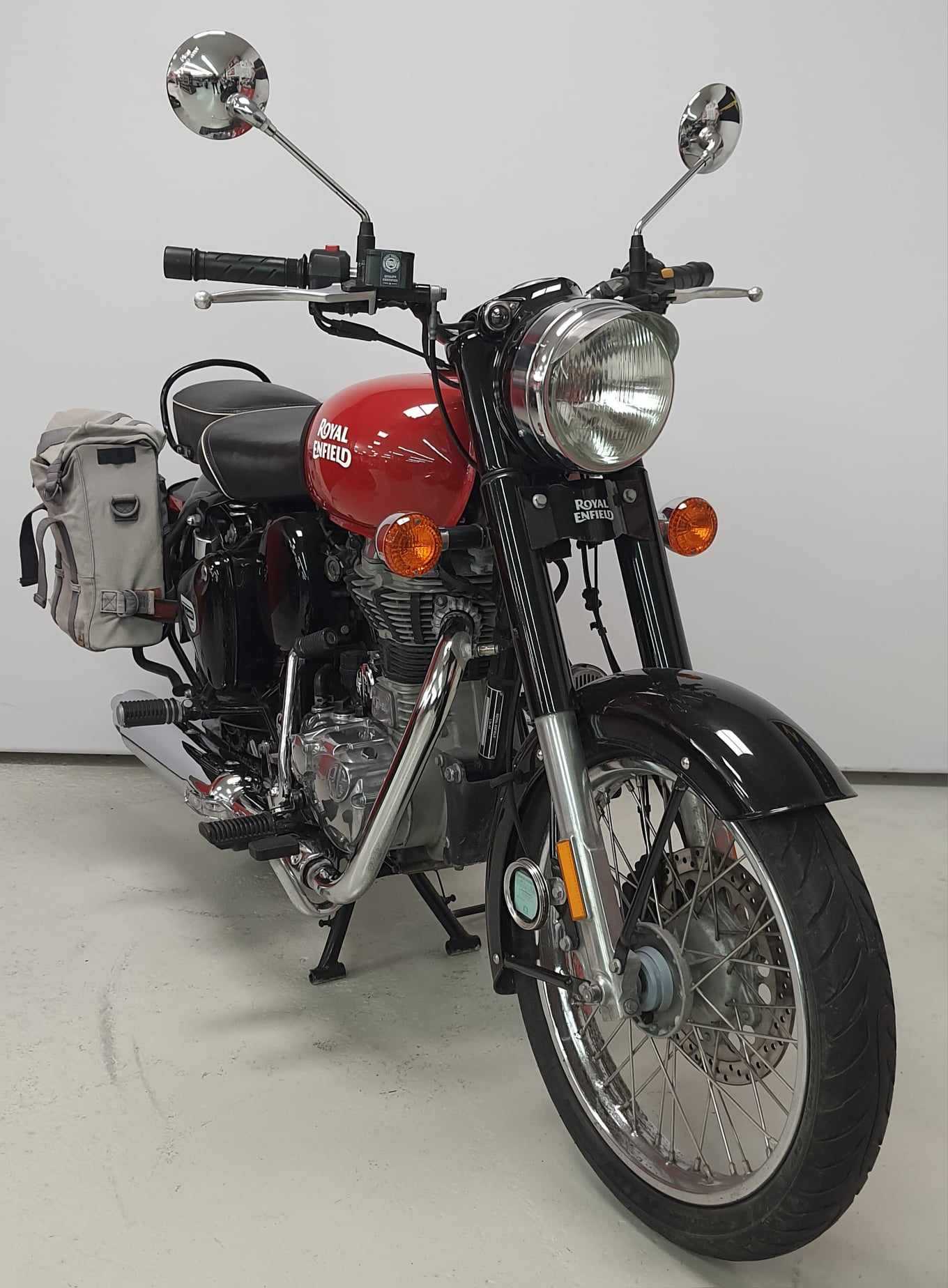 Royal Enfield BULLET CLASSIC BULLET CLASSIC (REDDITCH RED) 2018 HD vue 3/4 droite