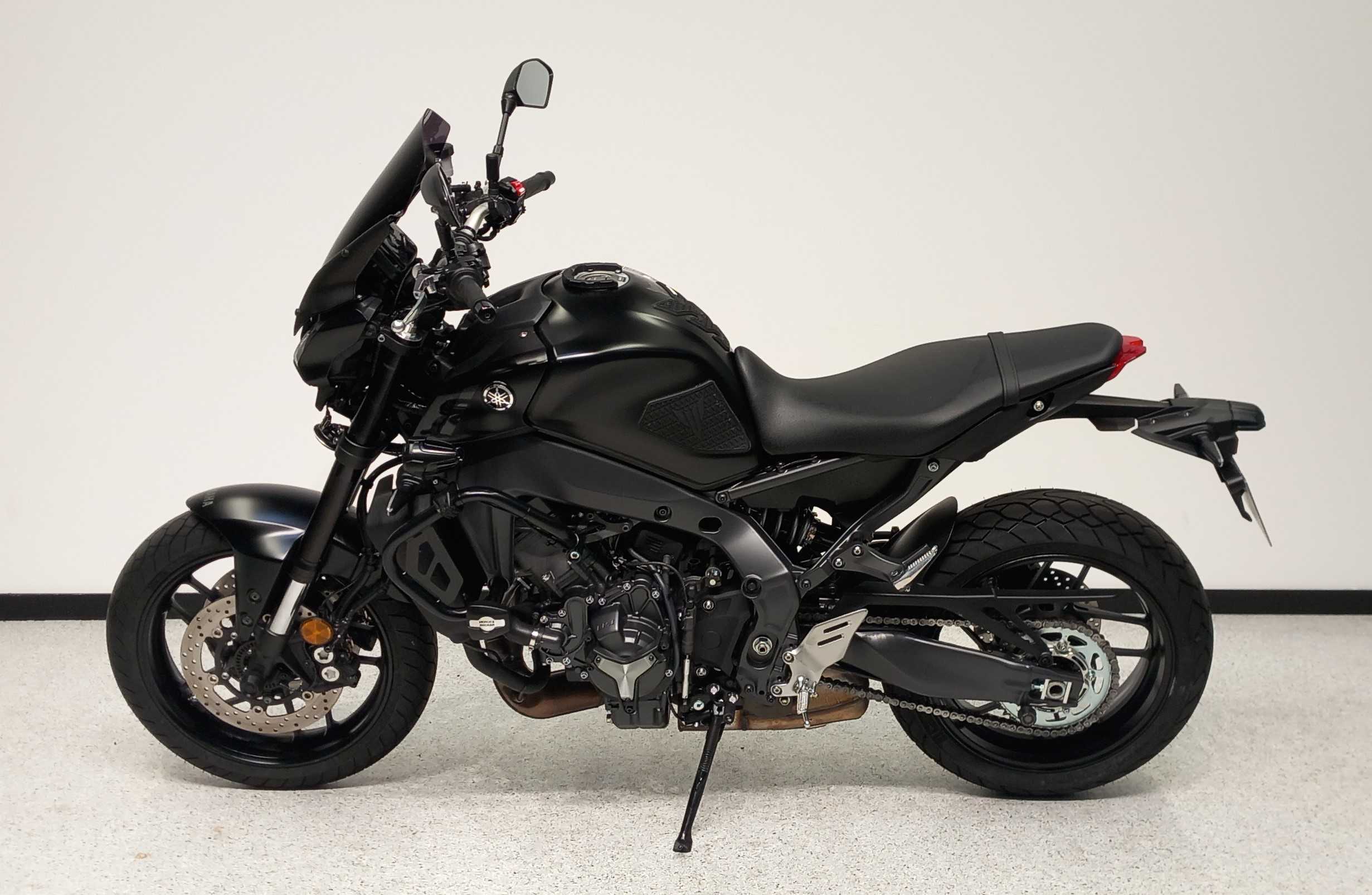 Yamaha MT-09 900 2023 HD vue gauche