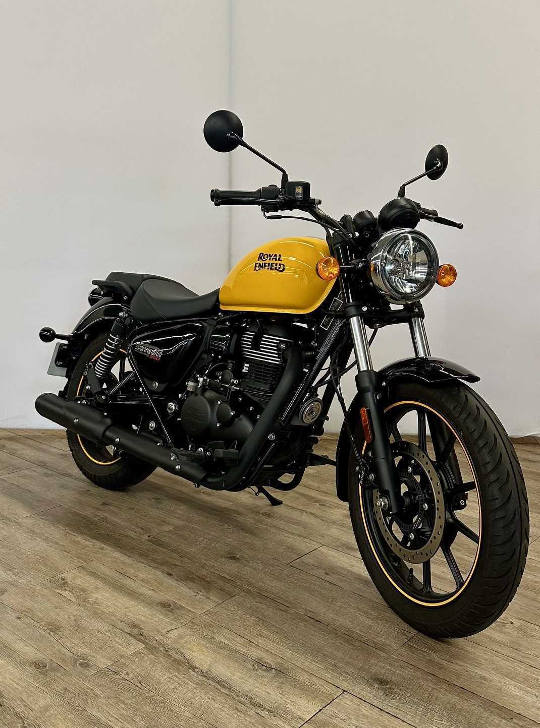 Royal Enfield Meteor 350 2023 HD vue 3/4 droite