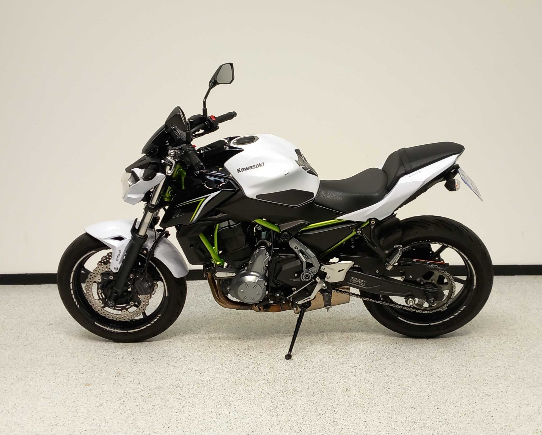 Kawasaki Z 650 2017 HD vue gauche