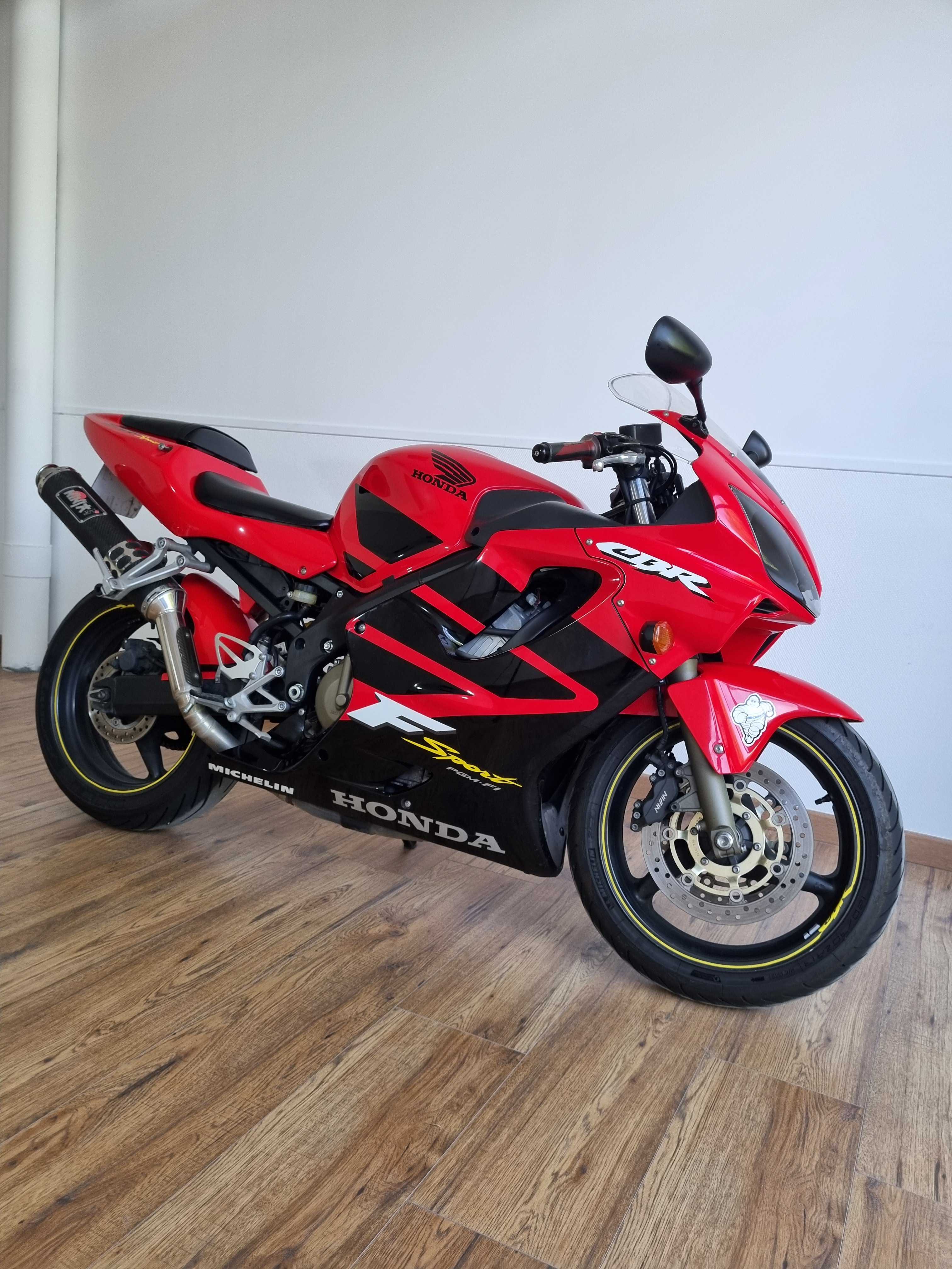 Honda CBR 600 FS 2001 HD vue 3/4 droite