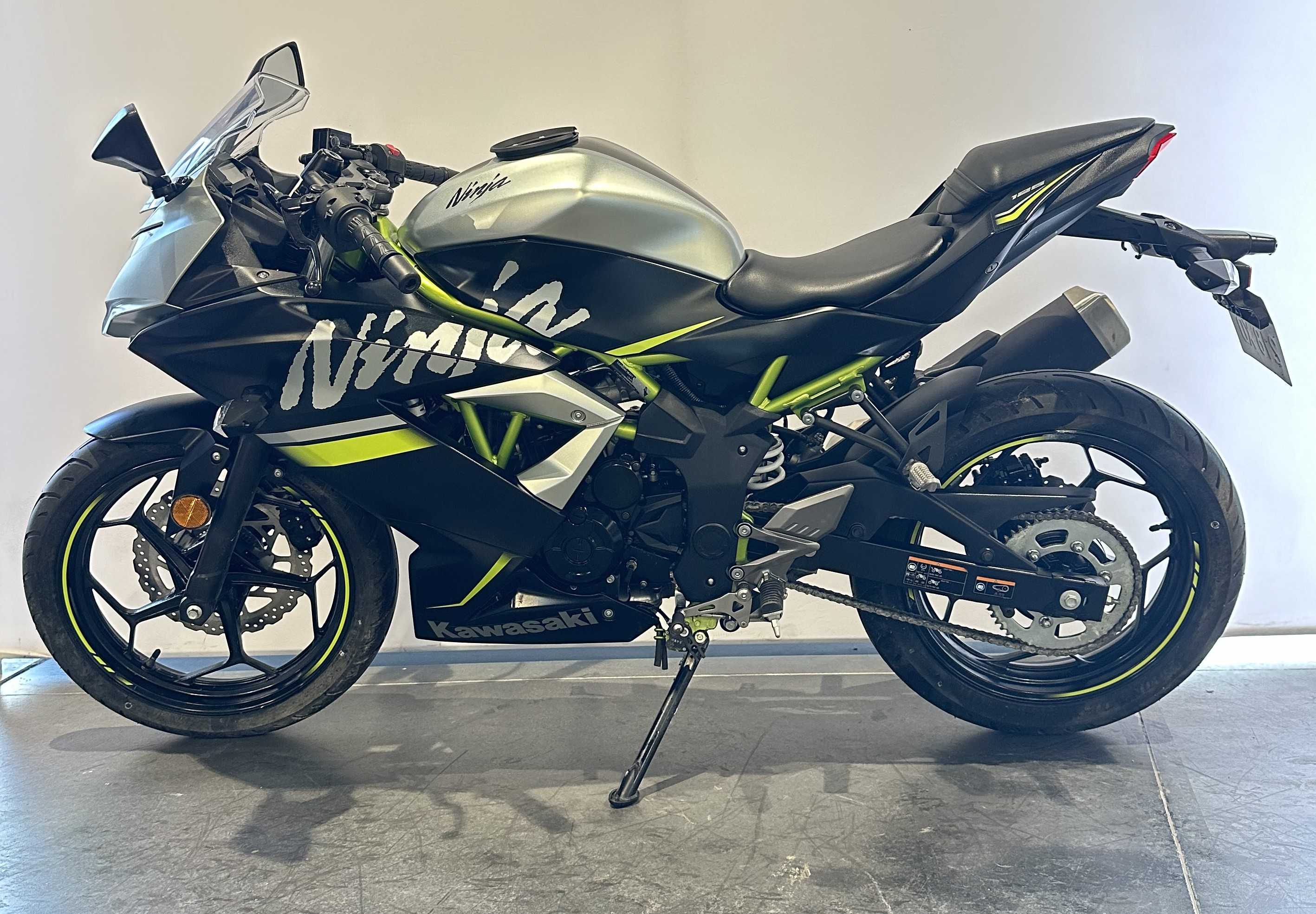 Kawasaki Ninja 125 2020 HD vue gauche