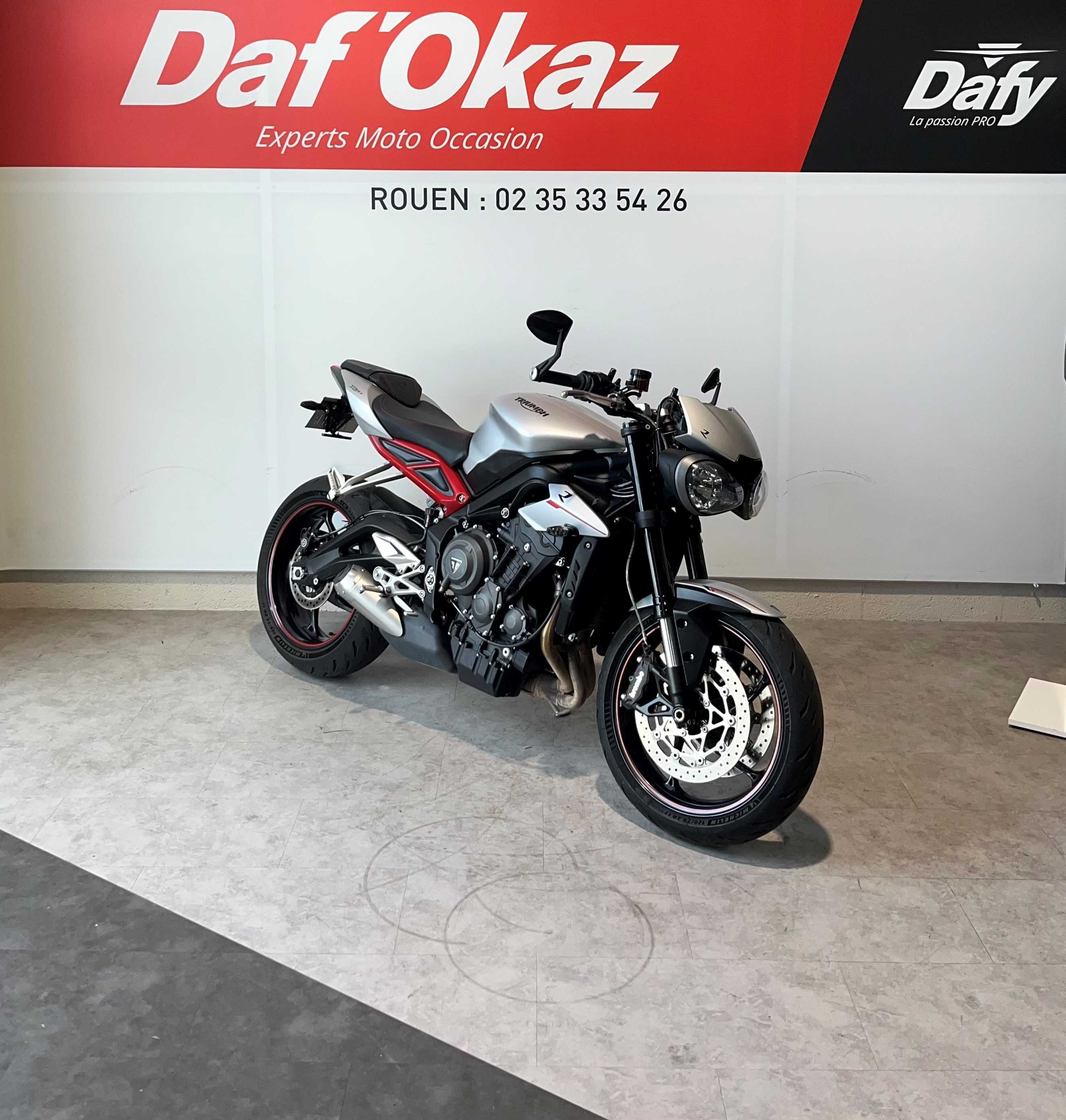 Triumph STREET TRIPLE 765 R R 2018 HD vue 3/4 droite