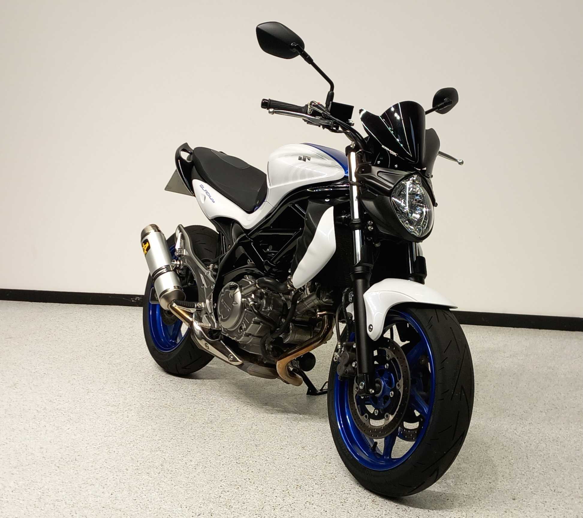 Suzuki SFV 650 Gladius ABS 2015 HD vue 3/4 droite