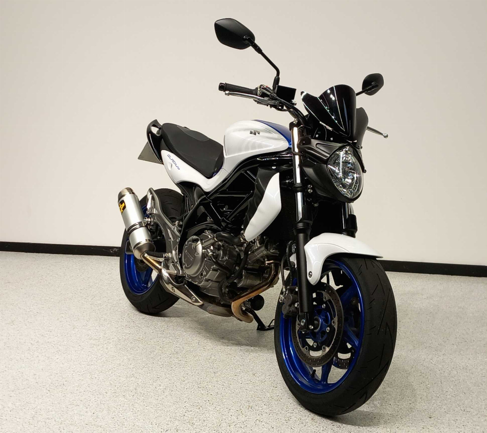 Suzuki SFV 650 Gladius ABS 2015 vue 3/4 droite