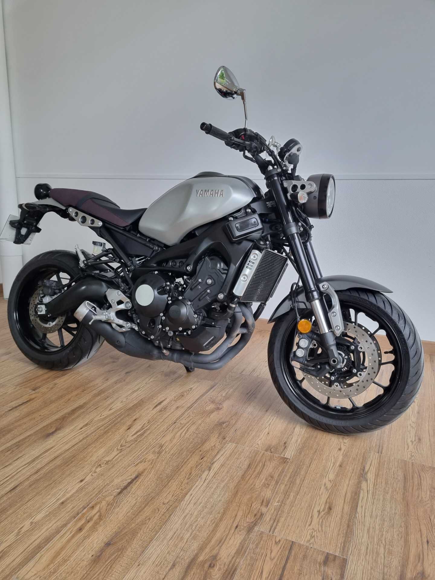 Yamaha XSR 900 2023 HD vue 3/4 droite