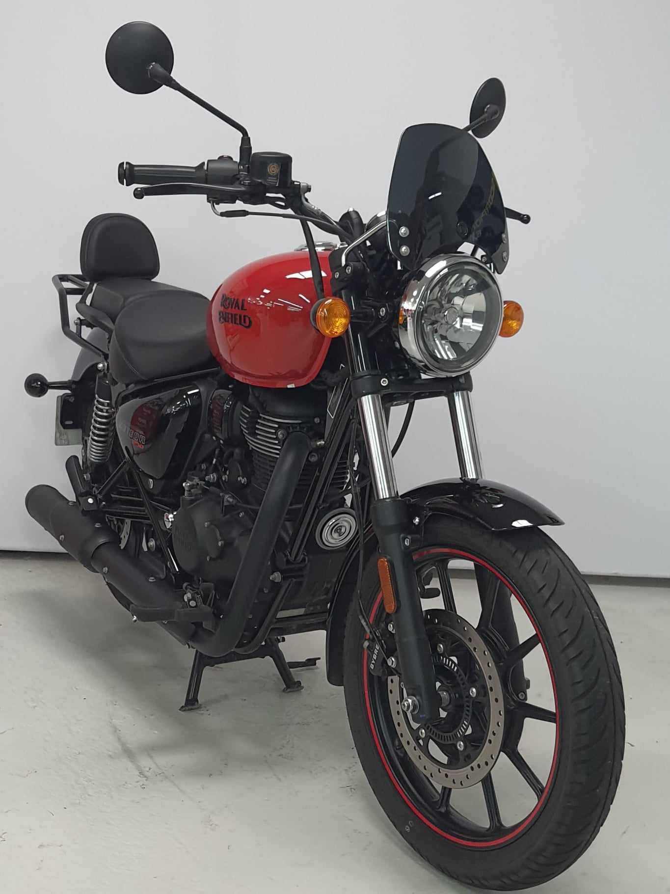 Royal Enfield METEOR 350CC METEOR 350CC "FIREBALL RED" 2022 HD vue 3/4 droite