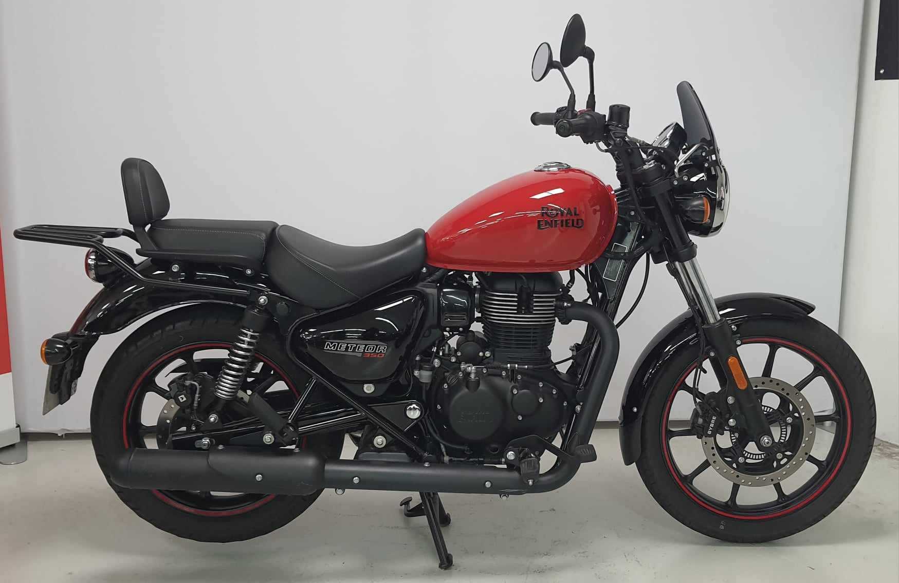 Royal Enfield METEOR 350CC METEOR 350CC "FIREBALL RED" 2022 HD vue gauche