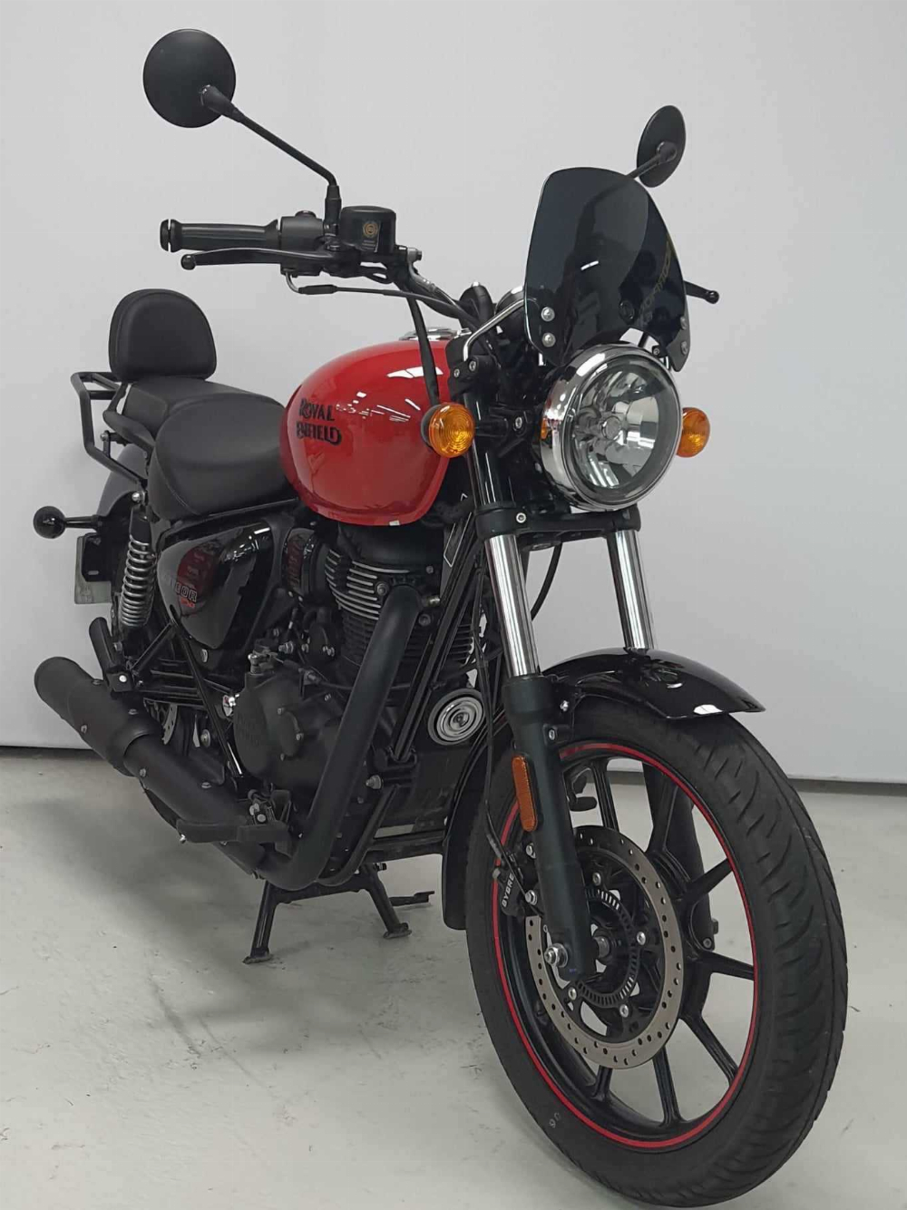 Royal Enfield METEOR 350CC METEOR 350CC "FIREBALL RED" 2022 vue 3/4 droite