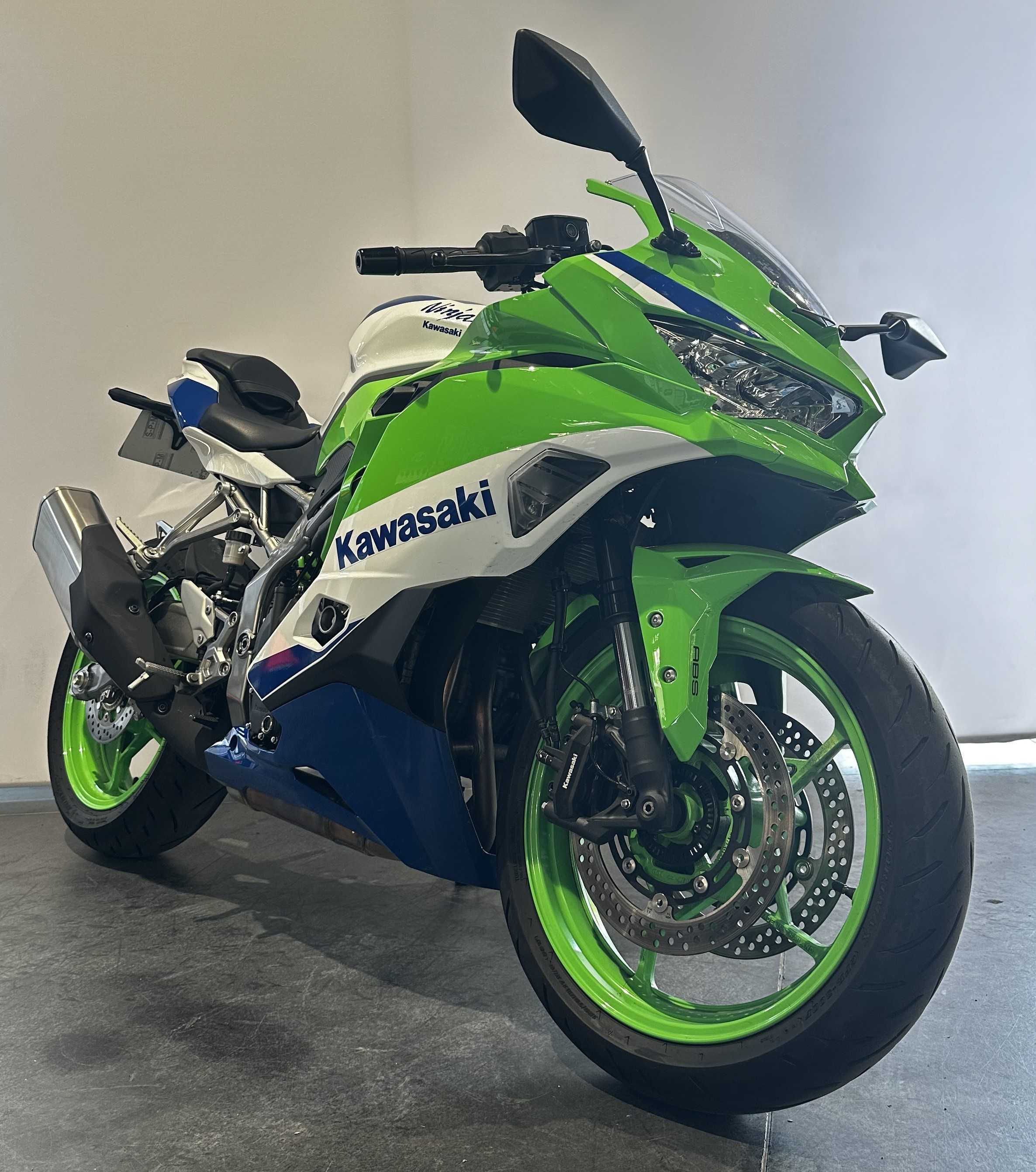 Kawasaki Ninja 400 ZX4-RR KRT 2022 HD vue 3/4 droite