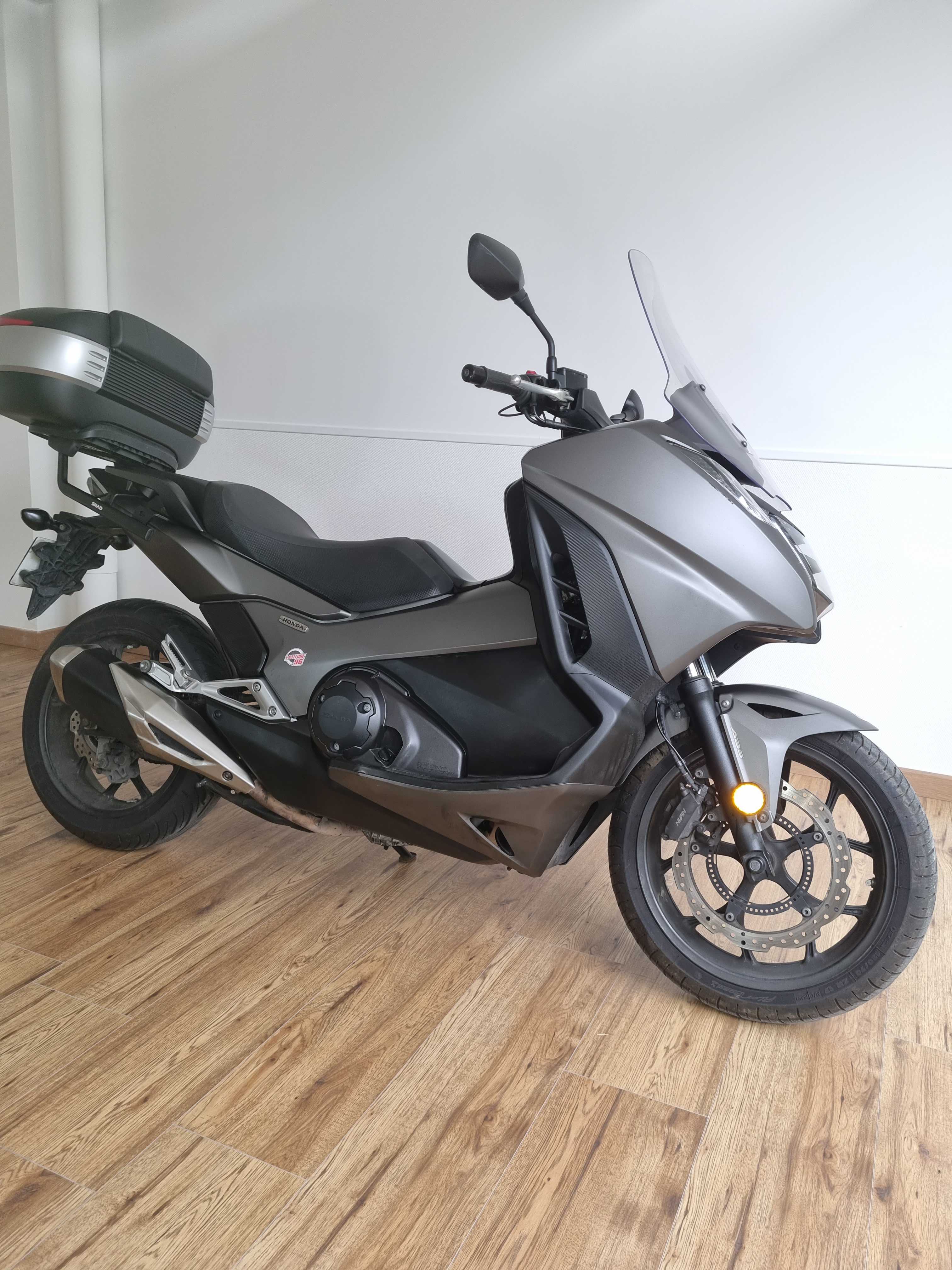 Honda NC 750 D Integra 2016 HD vue 3/4 droite