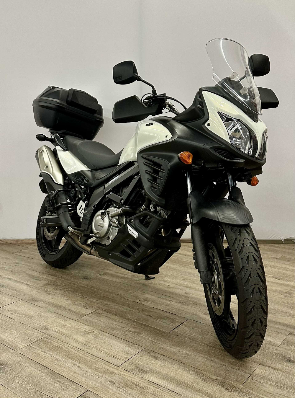 Suzuki DL 650 V-Strom ABS 2011 vue 3/4 droite