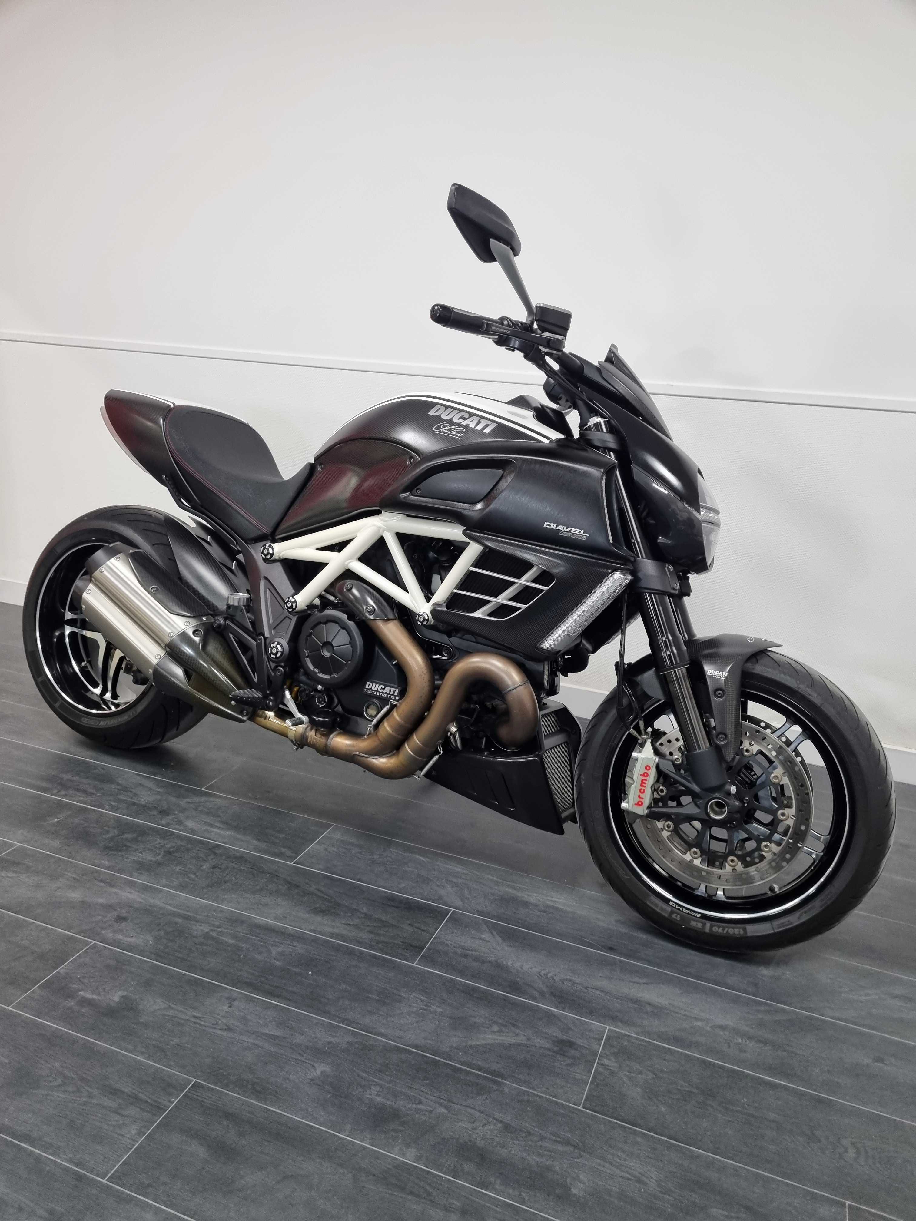 Ducati DIAVEL AMG 2012 HD vue 3/4 droite