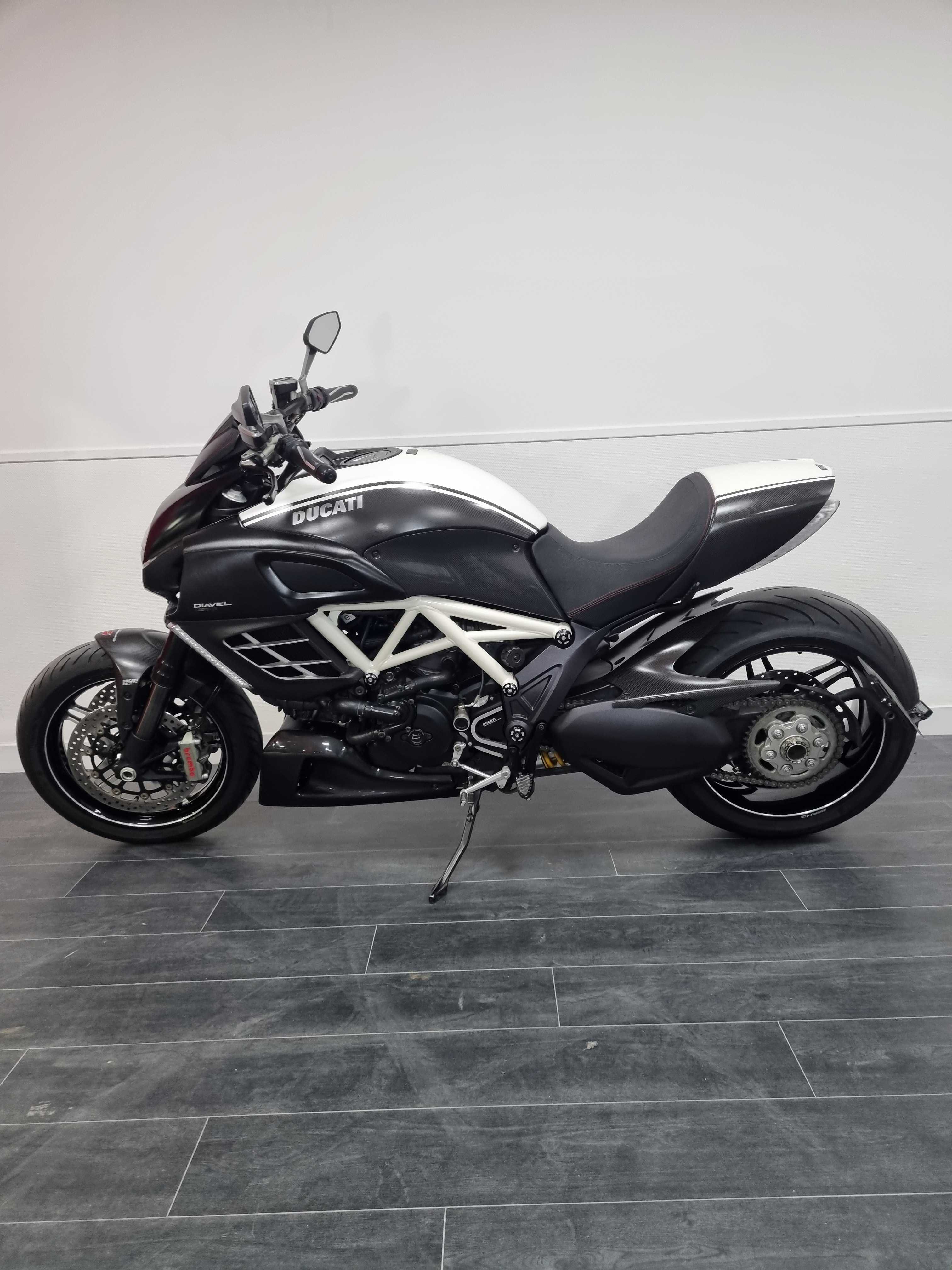 Ducati DIAVEL AMG 2012 HD vue gauche