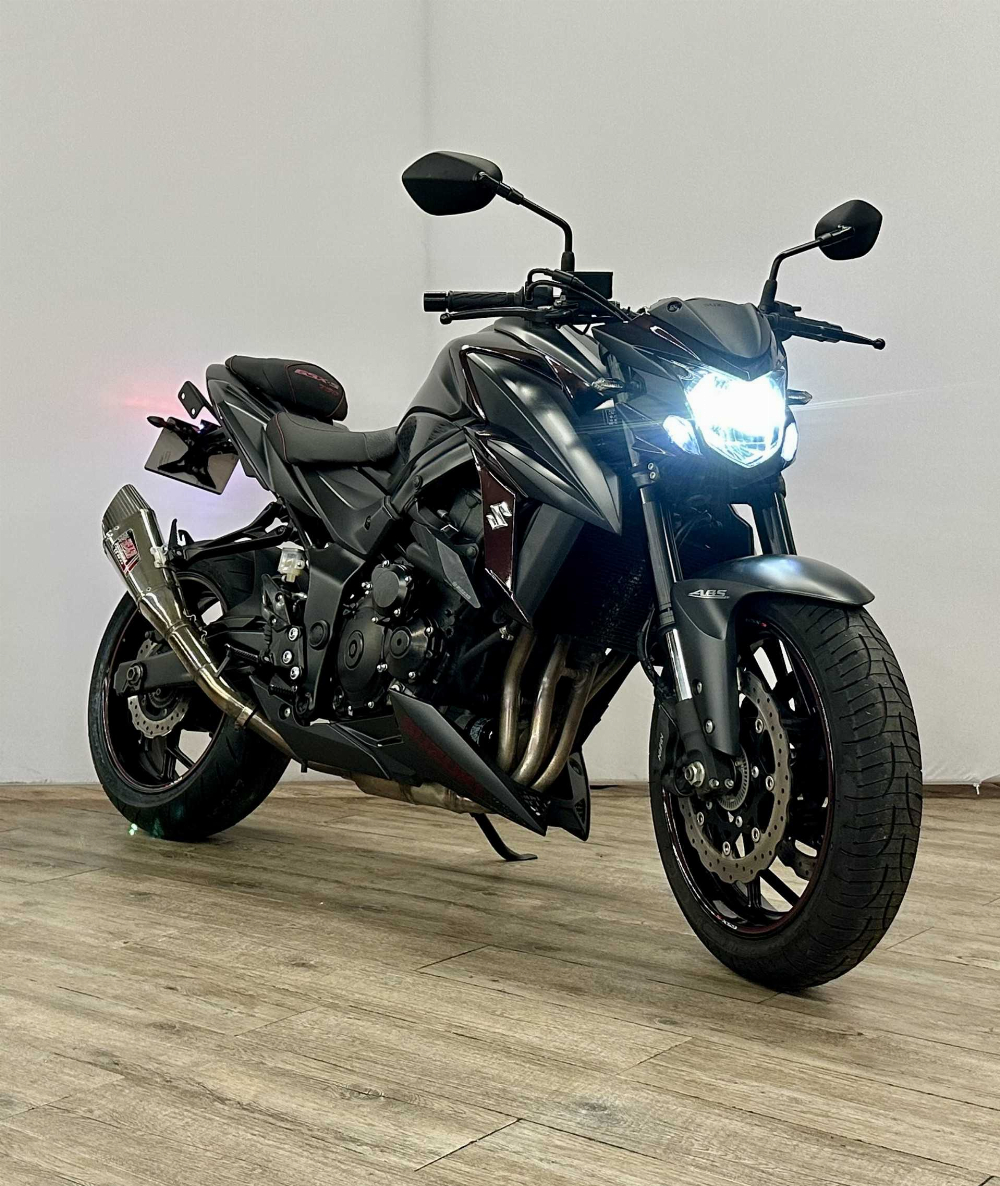 Suzuki GSX-S 750 2017 vue 3/4 droite