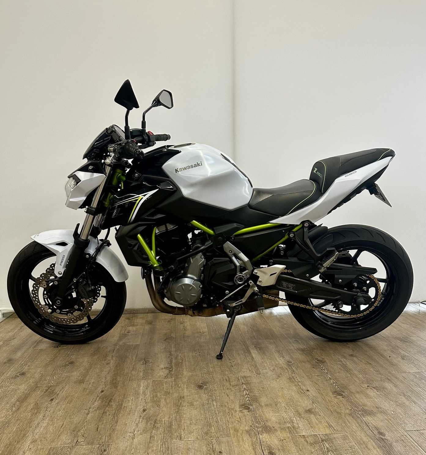 Kawasaki Z 650 2017 HD vue gauche