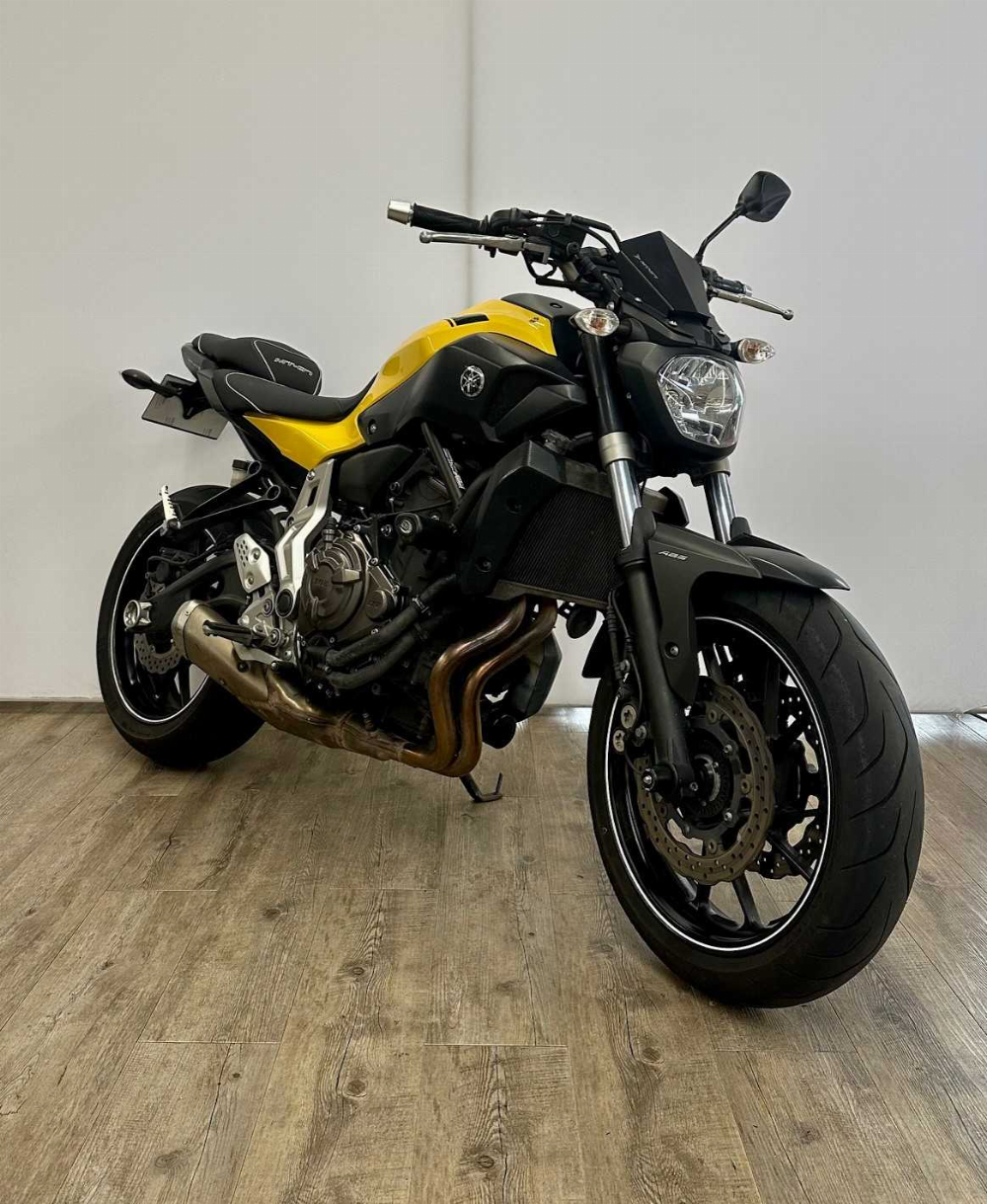 Yamaha MT-07 ABS 2015 vue 3/4 droite